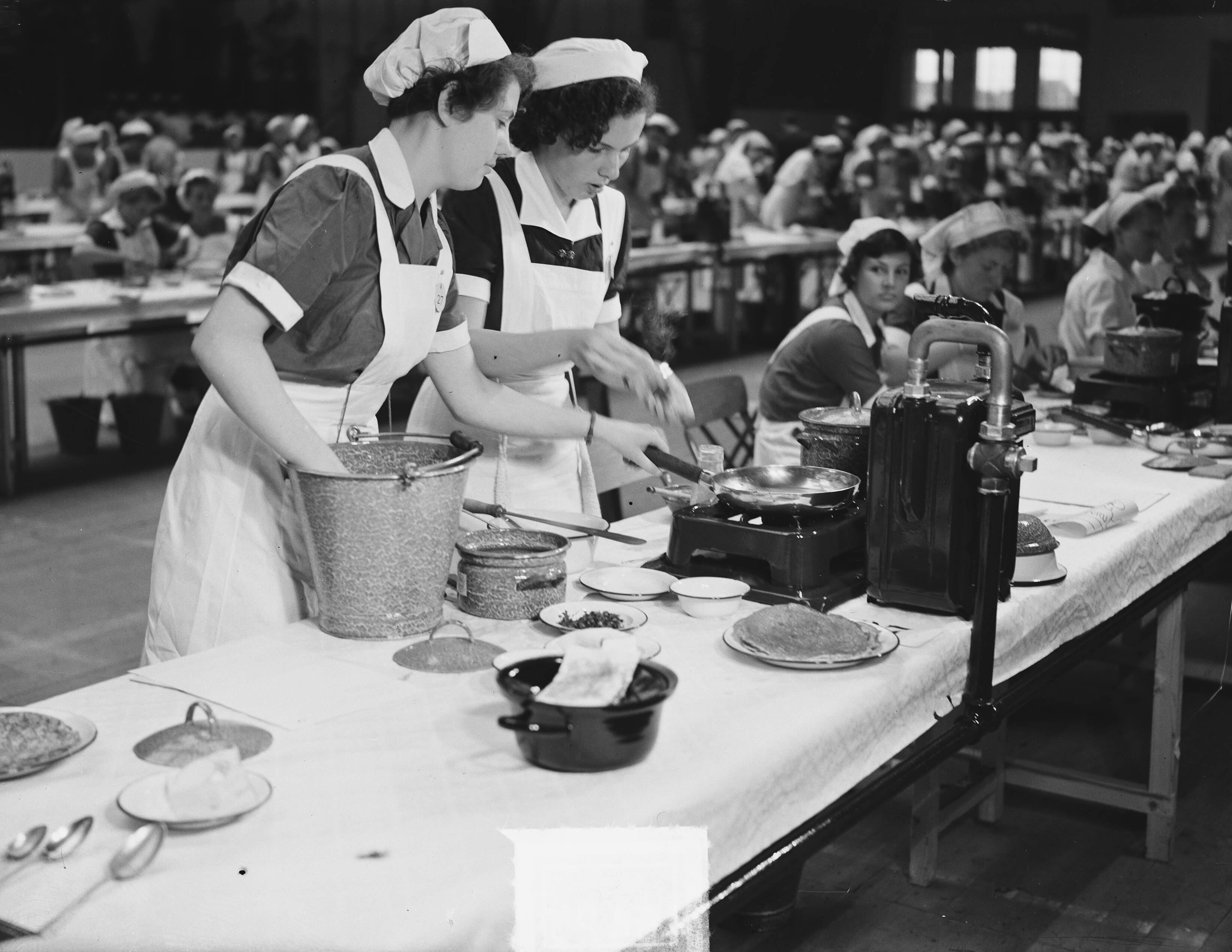 Nationale kookwedstrijd in Den Haag t.g.v. 100 jaar BK Kampen — Foto: Bilsen, Joop van / Anefo. — Licentie: Set B: Rechtenvrij / Publiek Domein. Bron: Nationaal Archief. http://hdl.handle.net/10648/a8ec4266-d0b4-102d-bcf8-003048976d84