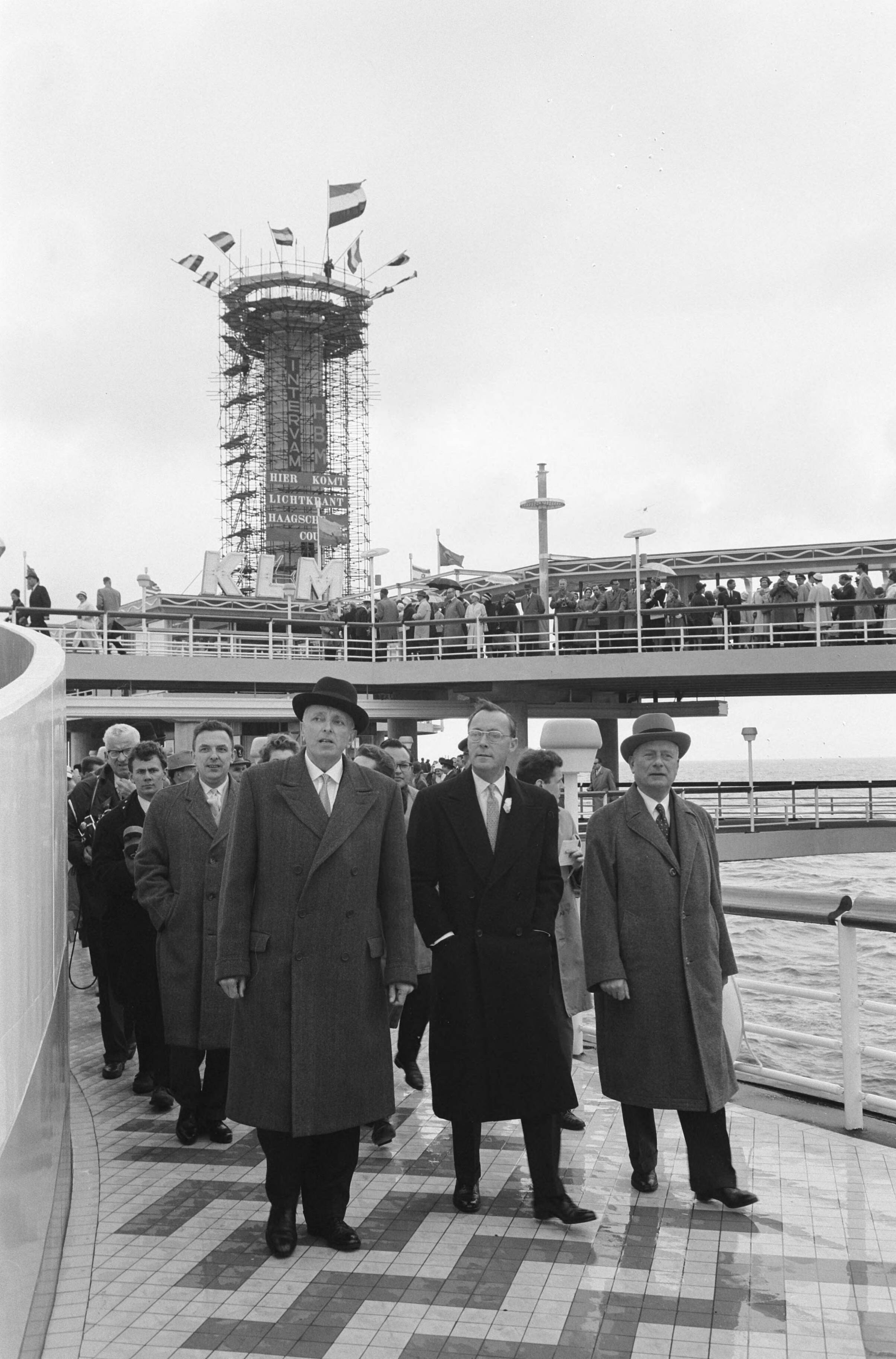 Opening door prins Bernhard van de nieuwe Pier te Scheveningen — Opening door prins Bernhard van de nieuwe Pier te Scheveningen. Bezichtiging van de Pier door Prins Bernhard — Foto: Pot, Harry / Anefo. Licentie: Set B: Rechtenvrij / Publiek Domein. Bron: Nationaal Archief. http://hdl.handle.net/10648/a9d583e0-d0b4-102d-bcf8-003048976d84
