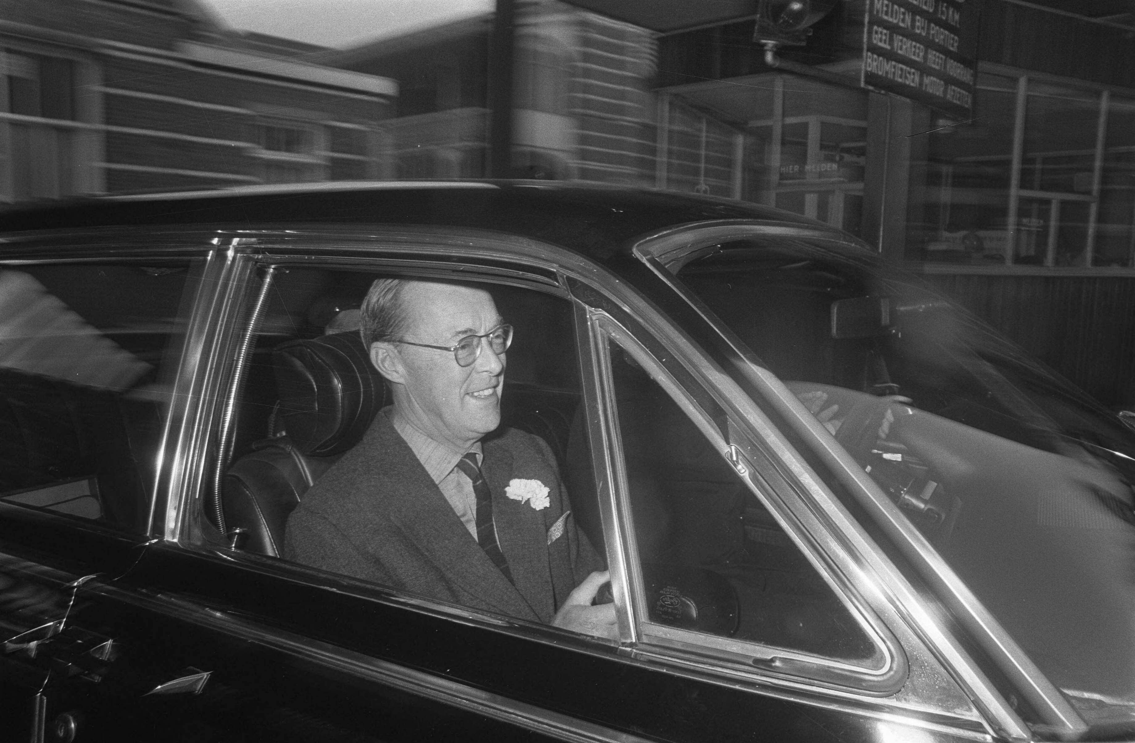 Fotocollectie Anefo — Prins Bernhard verlaat in auto het ziekenhuis — Foto: Evers, Joost / Anefo. Licentie: Set B: Rechtenvrij / Publiek Domein. Bron: Nationaal Archief. http://hdl.handle.net/10648/ab7cd66c-d0b4-102d-bcf8-003048976d84
