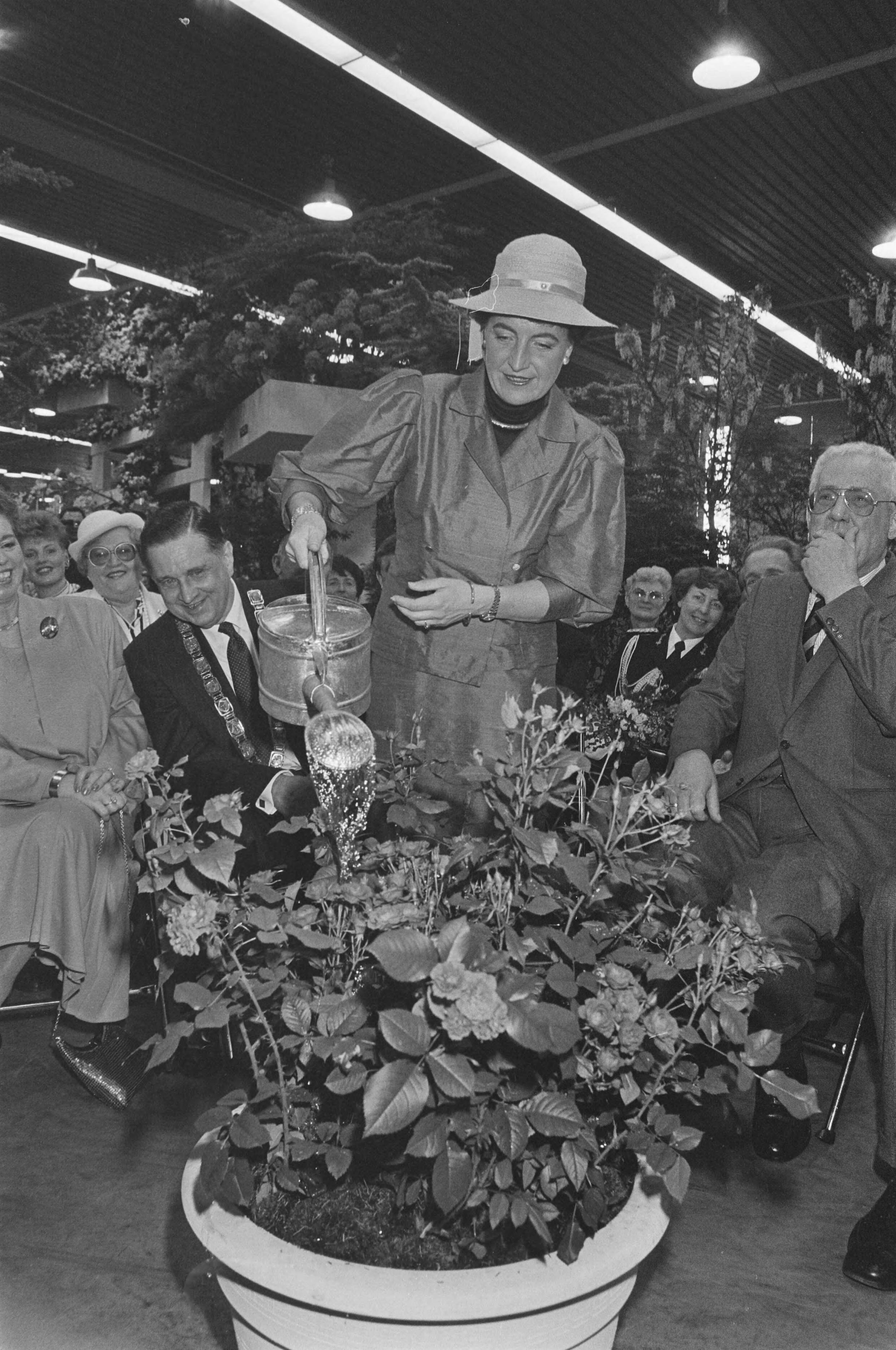 Fotocollectie Anefo — Prinses Margriet opent in Boskoop Hora Nova 87 — Foto: Croes, Rob C. / Anefo. Licentie: Set B: Rechtenvrij / Publiek Domein. Bron: Nationaal Archief. http://hdl.handle.net/10648/ad5f36b4-d0b4-102d-bcf8-003048976d84