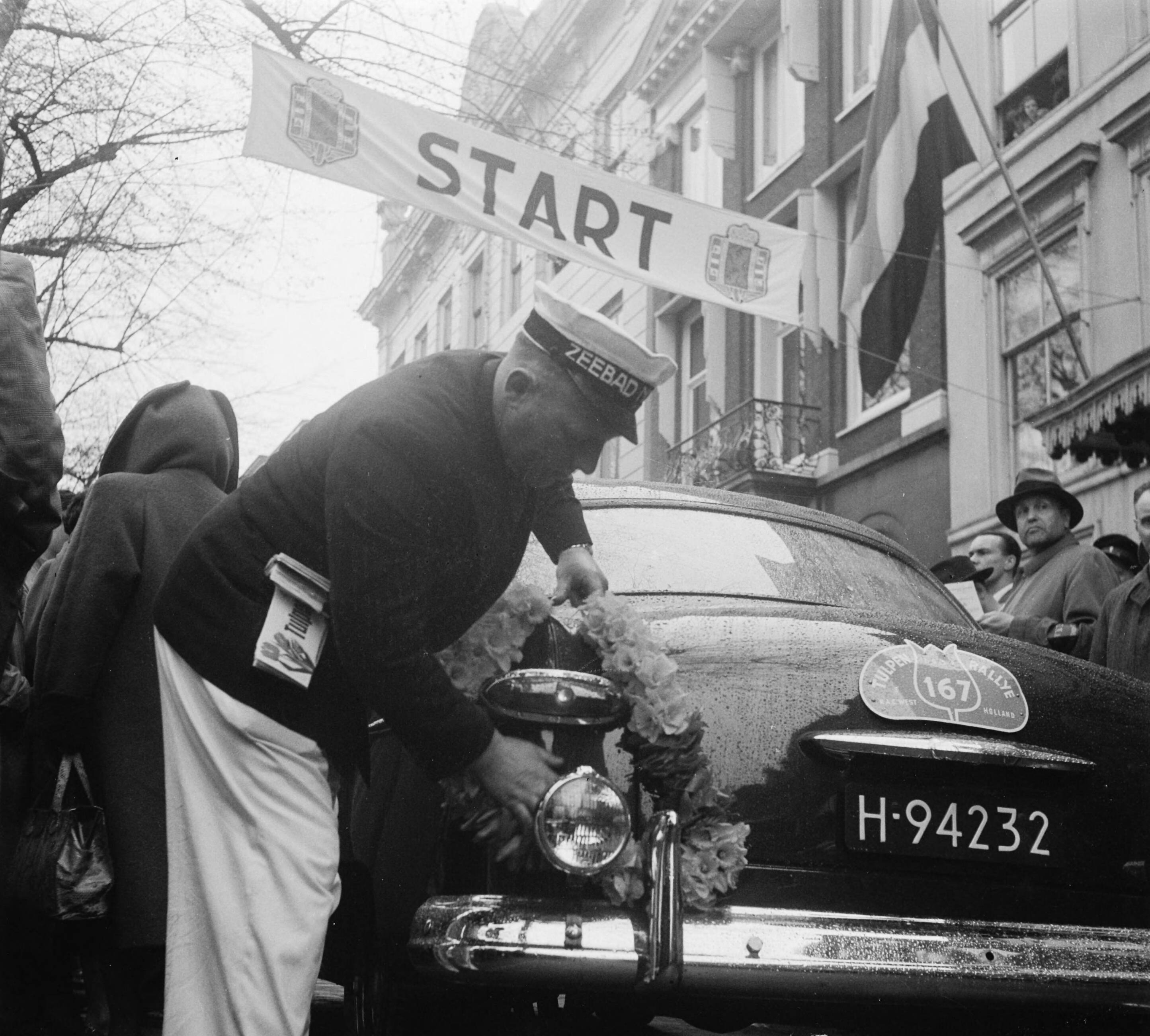 Fotocollectie Anefo — Tulpenralley. Start Den Haag. Deelnemende auto wordt met bloemenslingers gedecoreerd — Foto: Pot, Harry / Anefo. Licentie: Set B: Rechtenvrij / Publiek Domein. Bron: Nationaal Archief. http://hdl.handle.net/10648/a8f8865c-d0b4-102d-bcf8-003048976d84