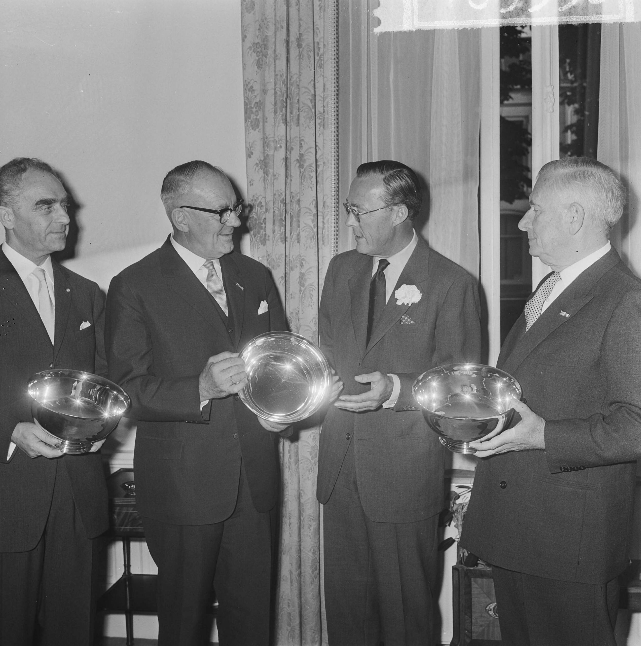 Fotocollectie Anefo — Uitreiking Peter Stuyvesant prijzen in het huis Amerika zaakgelastigde mr. Fisher te Den Haag , v.l.n.r. mr. H. Drugin (fokkerfabriek), dr. J. Meynen — Foto: Koch, Eric / Anefo. Licentie: Set B: Rechtenvrij / Publiek Domein. Bron: Nationaal Archief. http://hdl.handle.net/10648/aa7b2de0-d0b4-102d-bcf8-003048976d84