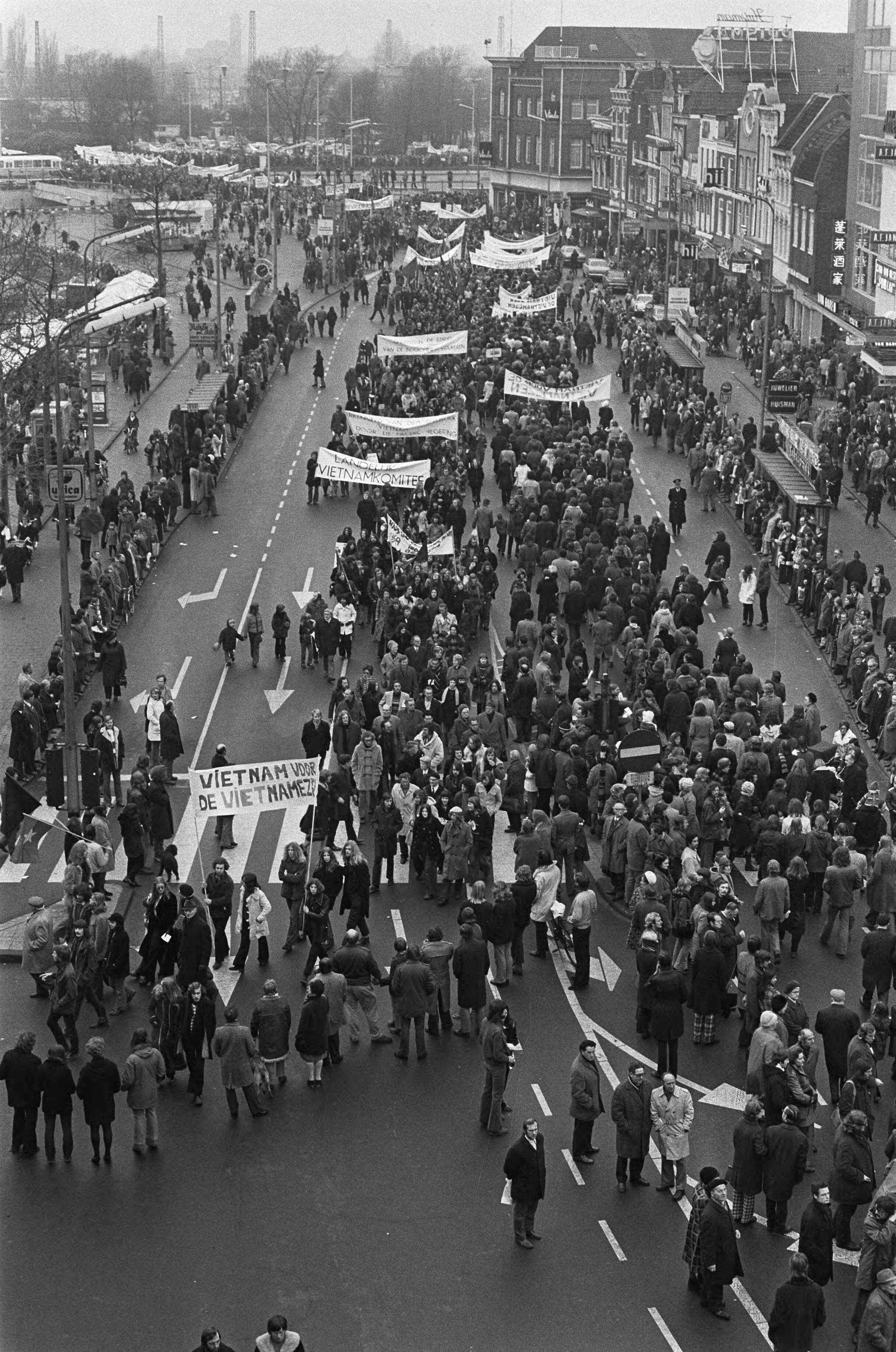 Fotocollectie Anefo — Demonstratie tegen oorlog in Vietnam van meer dan 50.000 mensen in Utrecht, demonstranten op heen en terugweg op Vreeburg — Foto: Punt, W. / Anefo. Licentie: Set B: Rechtenvrij / Publiek Domein. Bron: Nationaal Archief. http://hdl.handle.net/10648/ac219bf2-d0b4-102d-bcf8-003048976d84