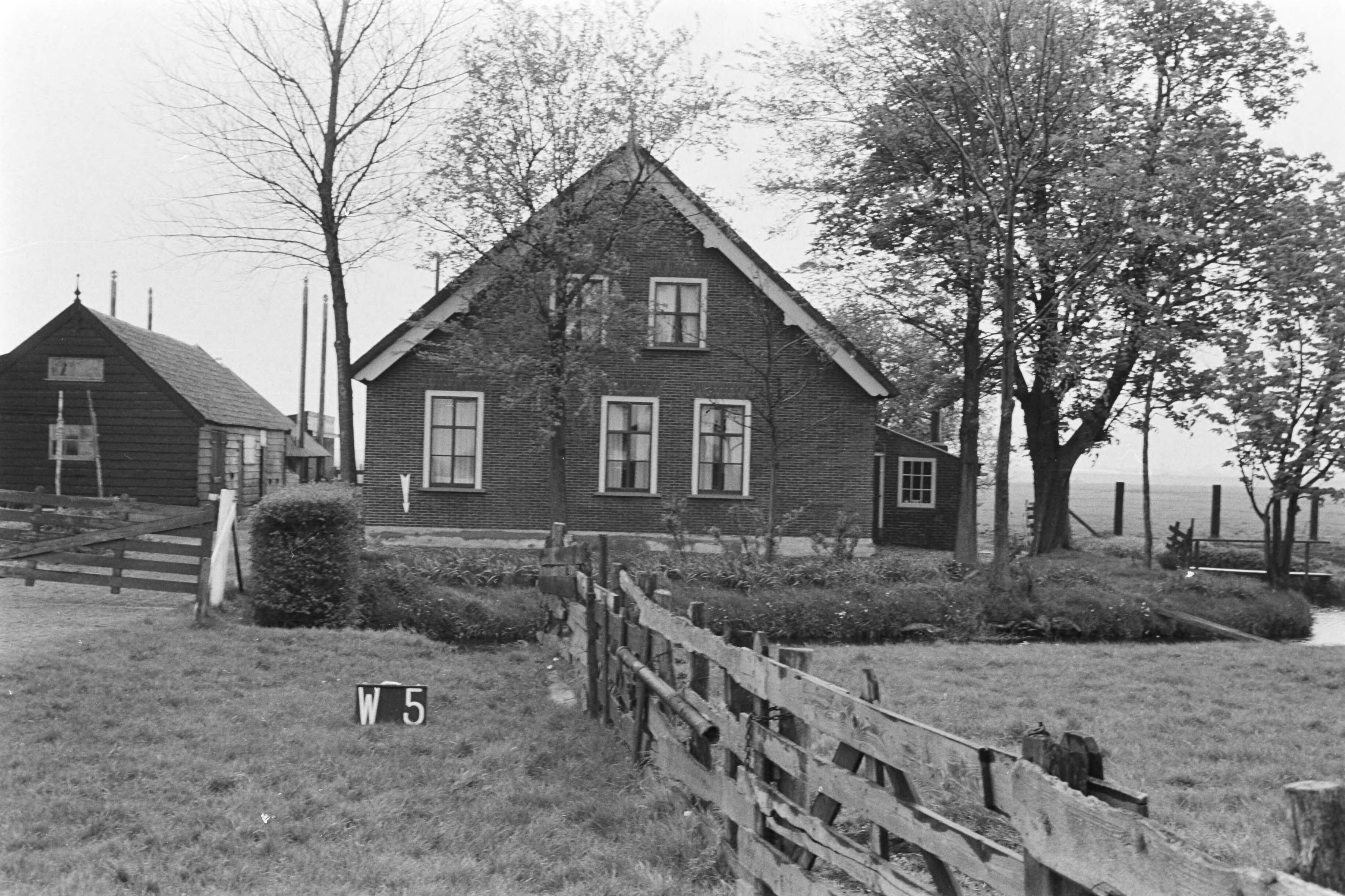 Vaste Punten Cultuurtechnische Dienst — Boerderij te Woubrugge (ruilverkaveling Veenderpolder) — Foto: Fotograaf Onbekend / Heidemij. Licentie: Set B: Rechtenvrij / Publiek Domein. Bron: Nationaal Archief. http://hdl.handle.net/10648/ae97edc8-d0b4-102d-bcf8-003048976d84