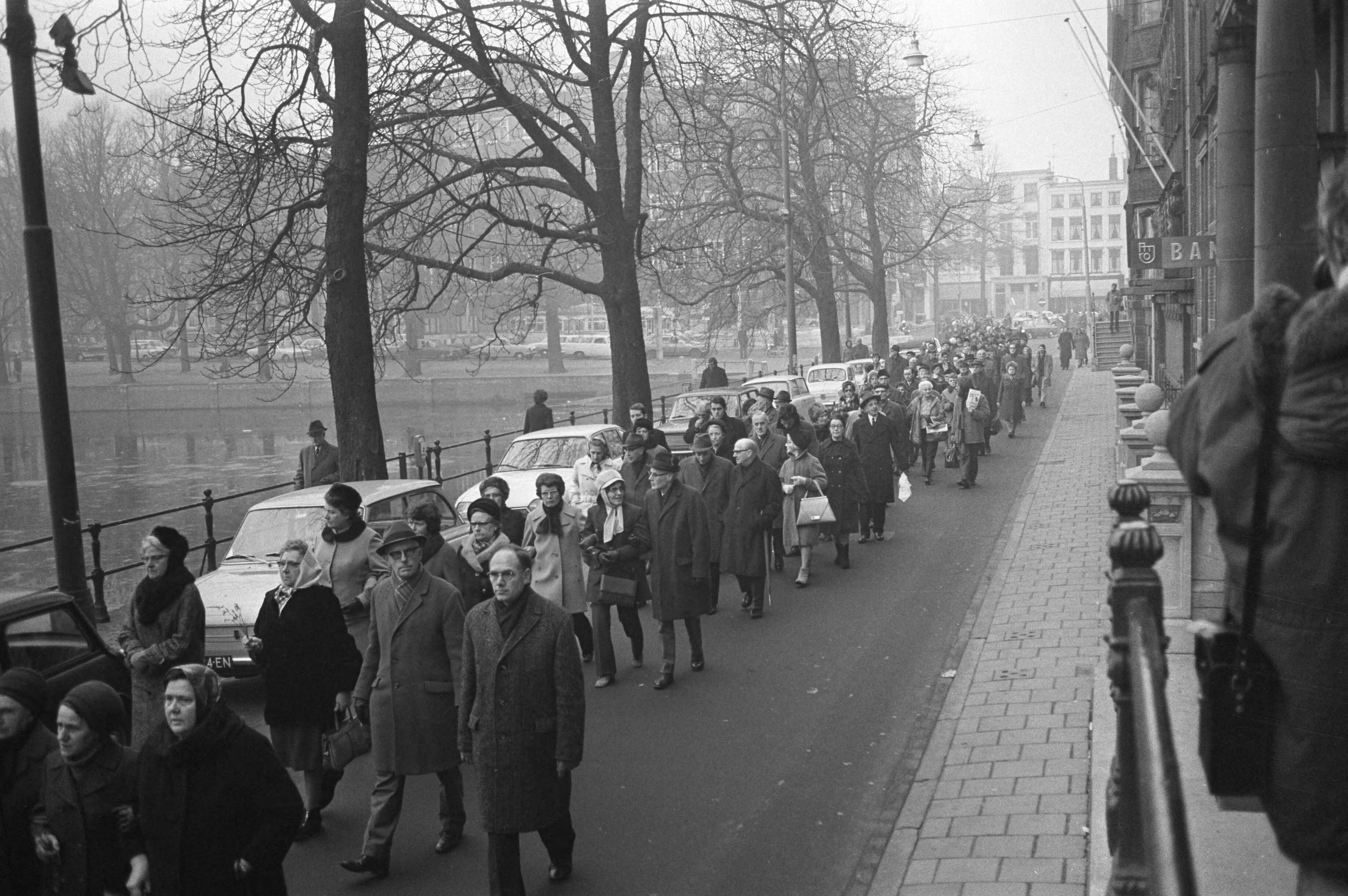 Fotocollectie Anefo — Anti-abortusmars in Den Haag , demonstranten — Foto: Peters, Hans / Anefo. Licentie: Set B: Rechtenvrij / Publiek Domein. Bron: Nationaal Archief. http://hdl.handle.net/10648/abdedc7c-d0b4-102d-bcf8-003048976d84