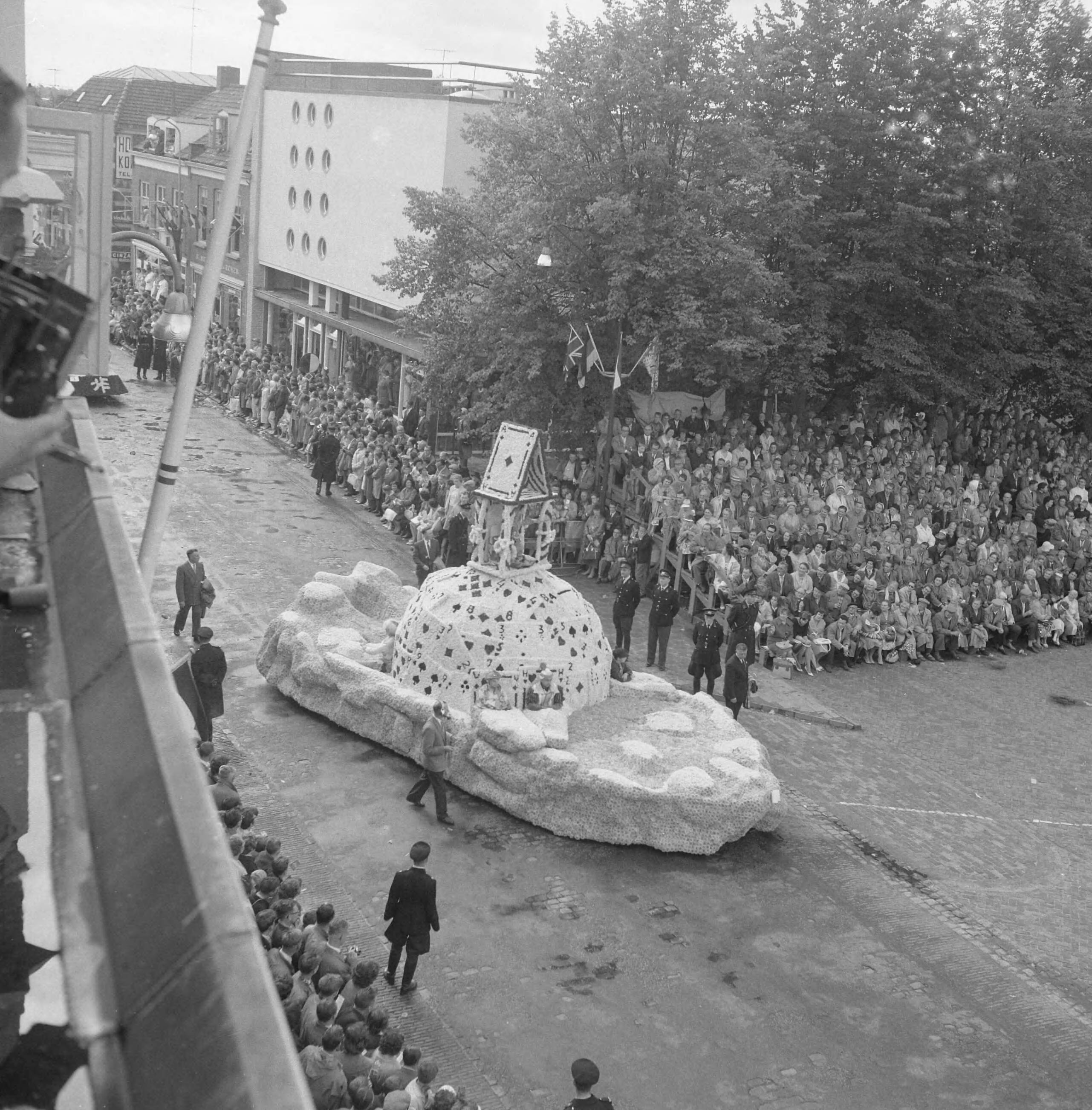 Fotocollectie Anefo — Bloemencorso te Zundert — Foto: Rossem, Wim van / Anefo. Licentie: Set B: Rechtenvrij / Publiek Domein. Bron: Nationaal Archief. http://hdl.handle.net/10648/a9b87b2e-d0b4-102d-bcf8-003048976d84