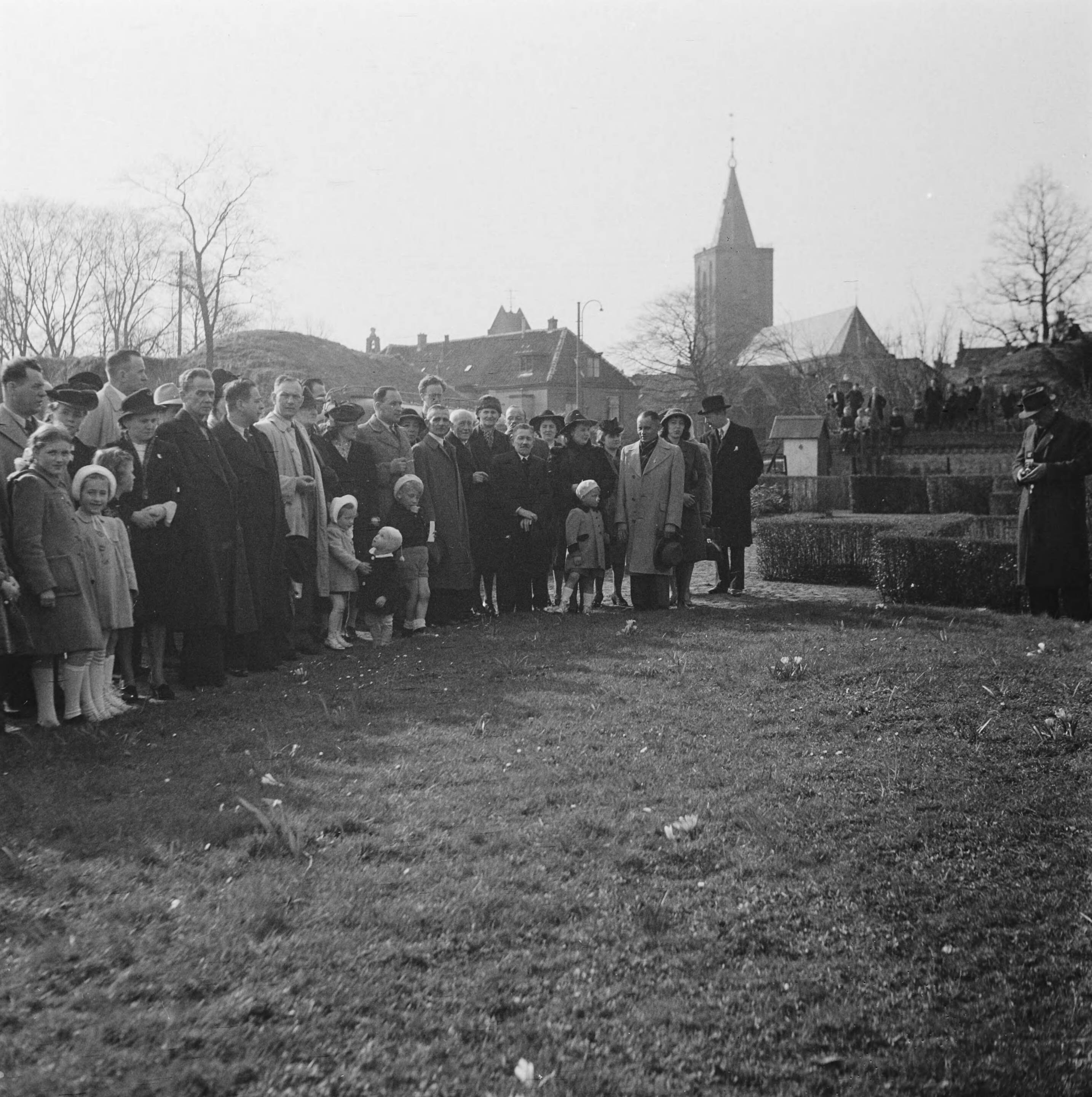 Fotocollectie Anefo — Onthulling Gedenksteen Comenius te Naarden. Tsjechische belangstellenden — Foto: Fotograaf Onbekend / Anefo. Licentie: Set B: Rechtenvrij / Publiek Domein. Bron: Nationaal Archief. http://hdl.handle.net/10648/a89b3c5e-d0b4-102d-bcf8-003048976d84