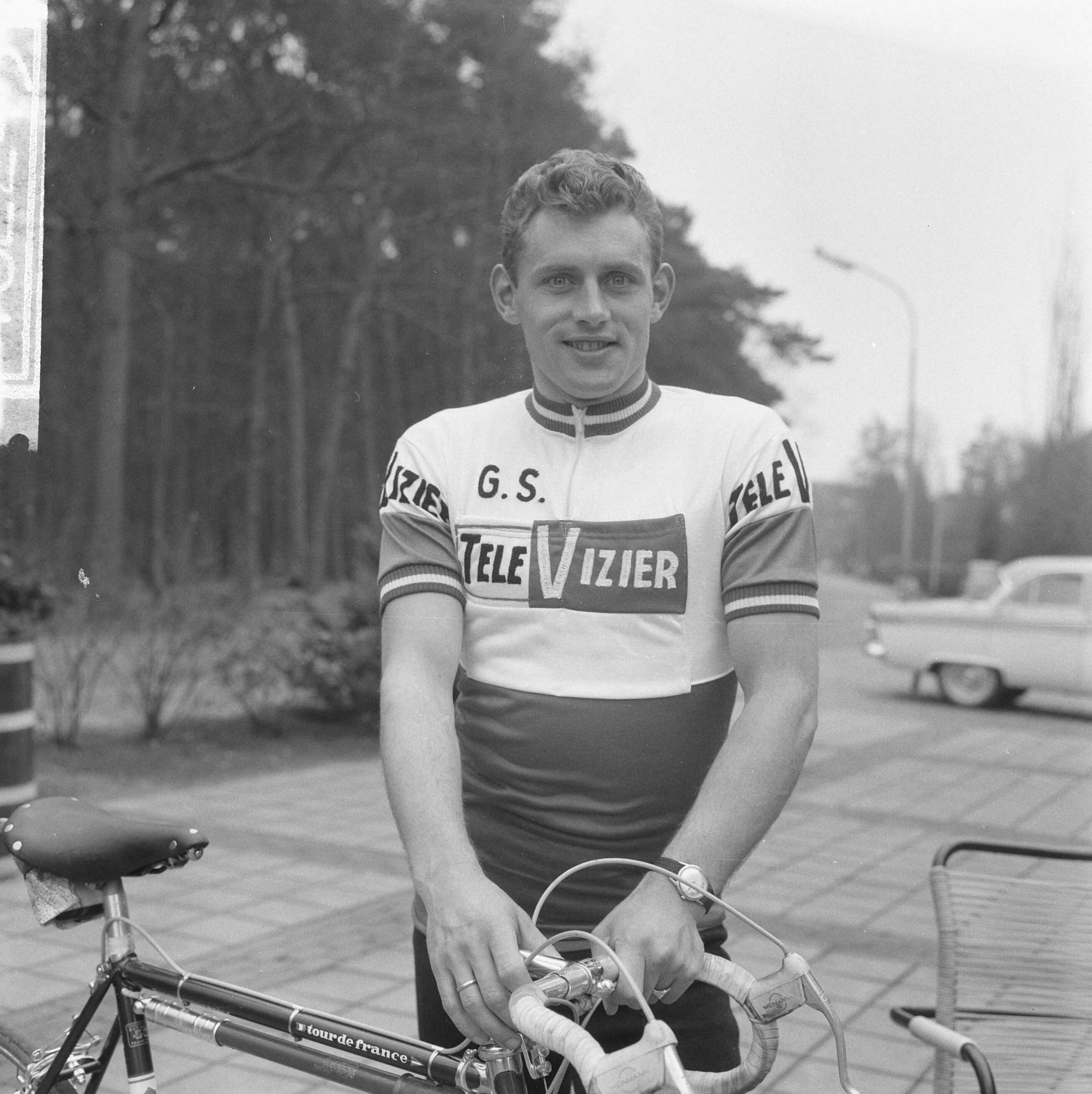 Fotocollectie Anefo — Nederlandse wielerploeg voor de Tour de France 1964 gepresenteerd, Henk Nijdam met fiets — Foto: Pot, Harry / Anefo. Licentie: Set B: Rechtenvrij / Publiek Domein. Bron: Nationaal Archief. http://hdl.handle.net/10648/aa60f31c-d0b4-102d-bcf8-003048976d84