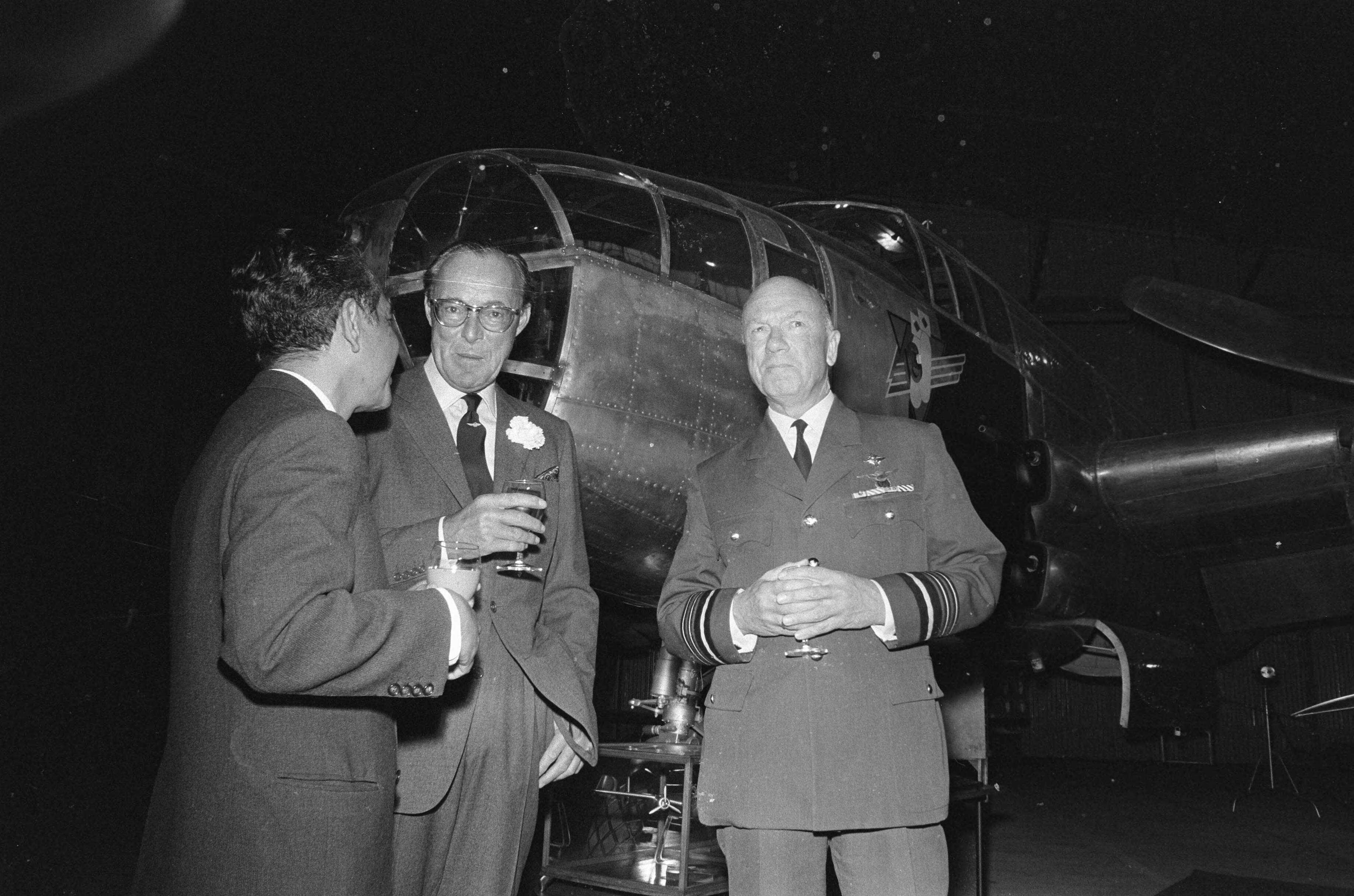 Fotocollectie Anefo — Prins Bernhard geeft B25 Mitchell bommenwerper aan luchtmachtmuseum Soesterberg — Foto: Verhoeff, Bert / Anefo. Licentie: Set B: Rechtenvrij / Publiek Domein. Bron: Nationaal Archief. http://hdl.handle.net/10648/abd43d9e-d0b4-102d-bcf8-003048976d84