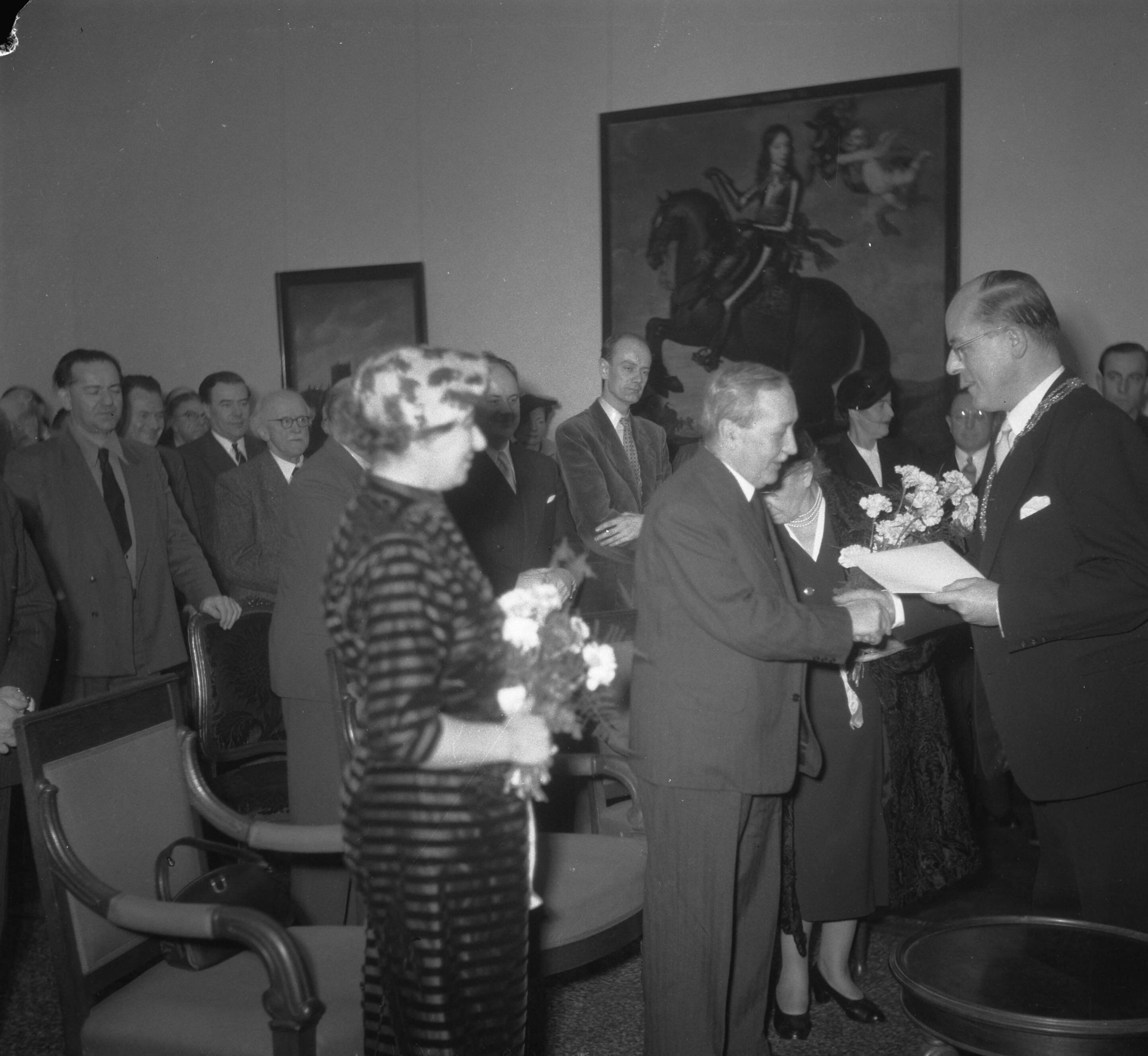 Fotocollectie Anefo — Prijsuitreiking Jan Camperstichting Den Haag. Willem Elsschot ontvangt uit handen van burgemeester Schokking van Den Haag de Constantijn Huygensprijs — Foto: Noske, J.D. / Anefo. Licentie: Set B: Rechtenvrij / Publiek Domein. Bron: Nationaal Archief. http://hdl.handle.net/10648/a8f31e60-d0b4-102d-bcf8-003048976d84