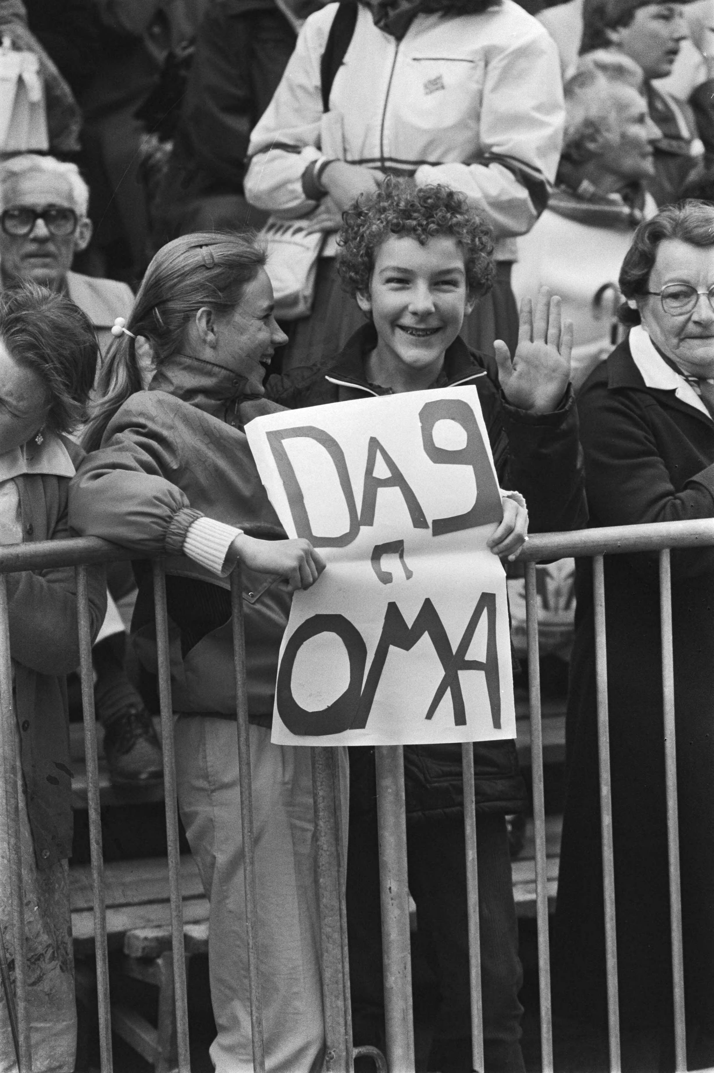Fotocollectie Anefo — Koninginnedag 1984 in Den Haag ; publiek met bordje "Dag Oma" — Foto: Antonisse, Marcel / Anefo. Licentie: Set B: Rechtenvrij / Publiek Domein. Bron: Nationaal Archief. http://hdl.handle.net/10648/ad381584-d0b4-102d-bcf8-003048976d84