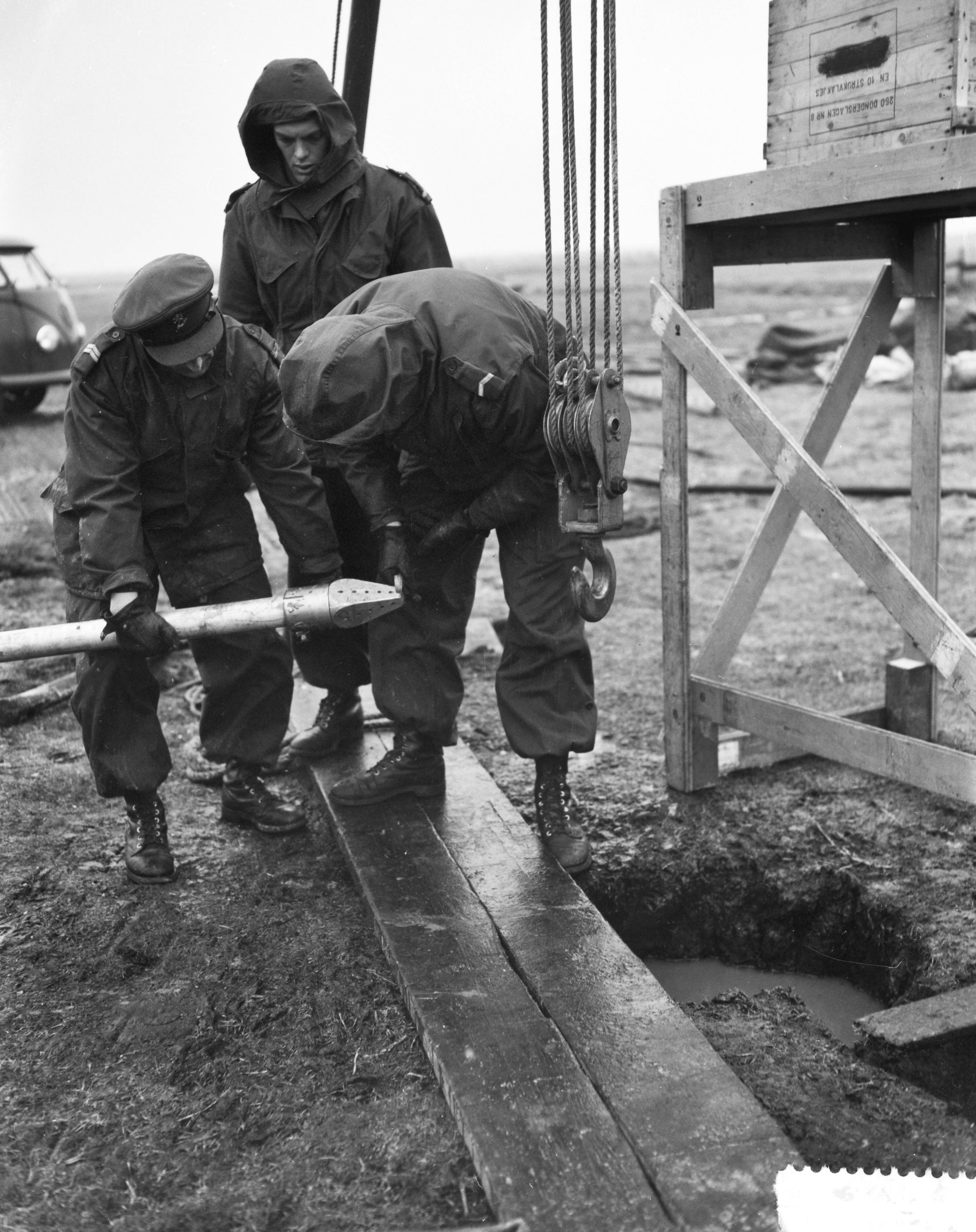 Fotocollectie Anefo — Weer onderzoek naar "het ding" in Wormer door de Explosieven Opruimingsdienst — Foto: Rossem, Wim van / Anefo. Licentie: Set B: Rechtenvrij / Publiek Domein. Bron: Nationaal Archief. http://hdl.handle.net/10648/a9a38412-d0b4-102d-bcf8-003048976d84