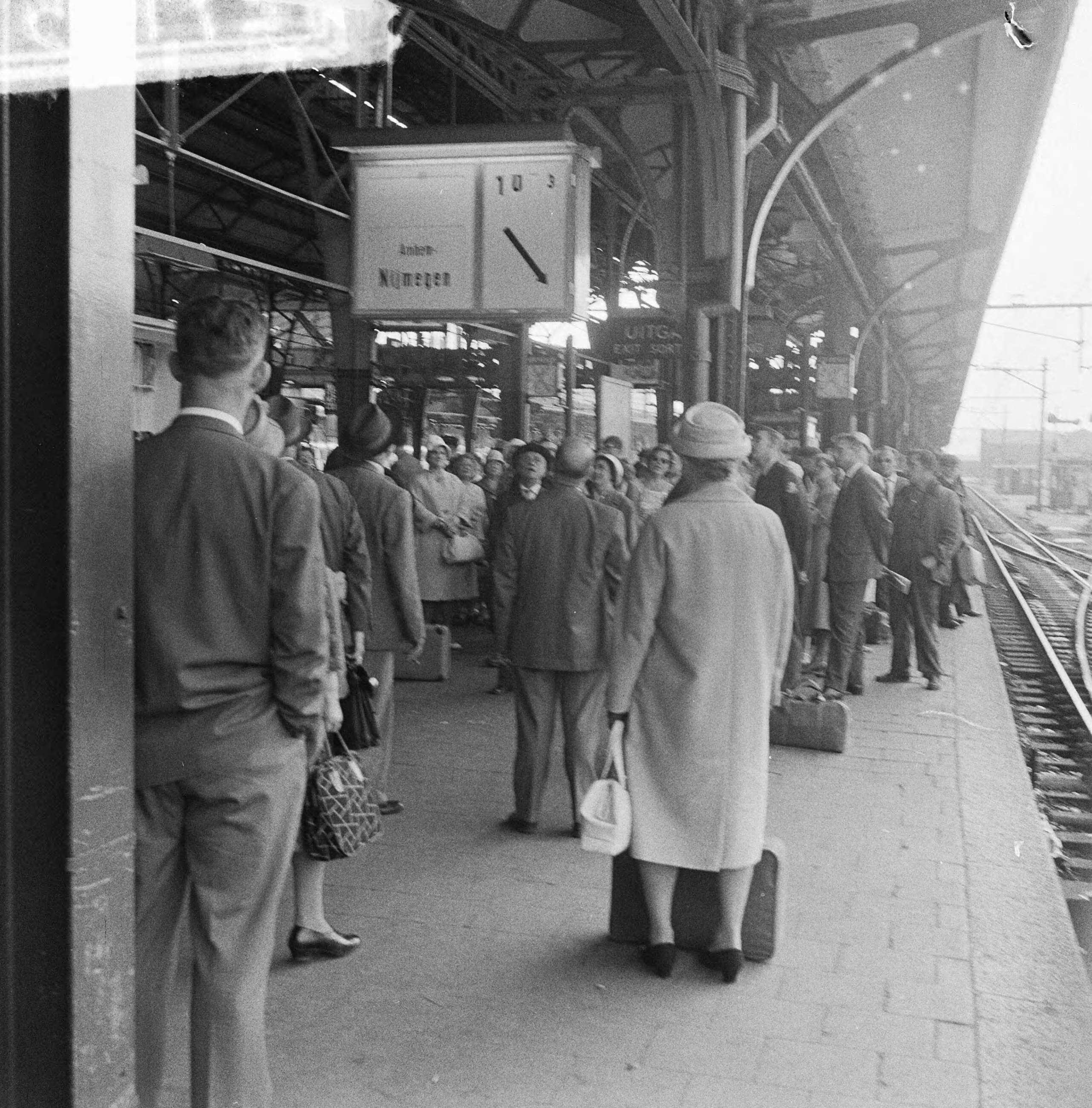 Fotocollectie Anefo — Nieuwe aanwijsborden op station Utrecht Centraal — Foto: Pot, Harry / Anefo. Licentie: Set B: Rechtenvrij / Publiek Domein. Bron: Nationaal Archief. http://hdl.handle.net/10648/a9dbfbd0-d0b4-102d-bcf8-003048976d84