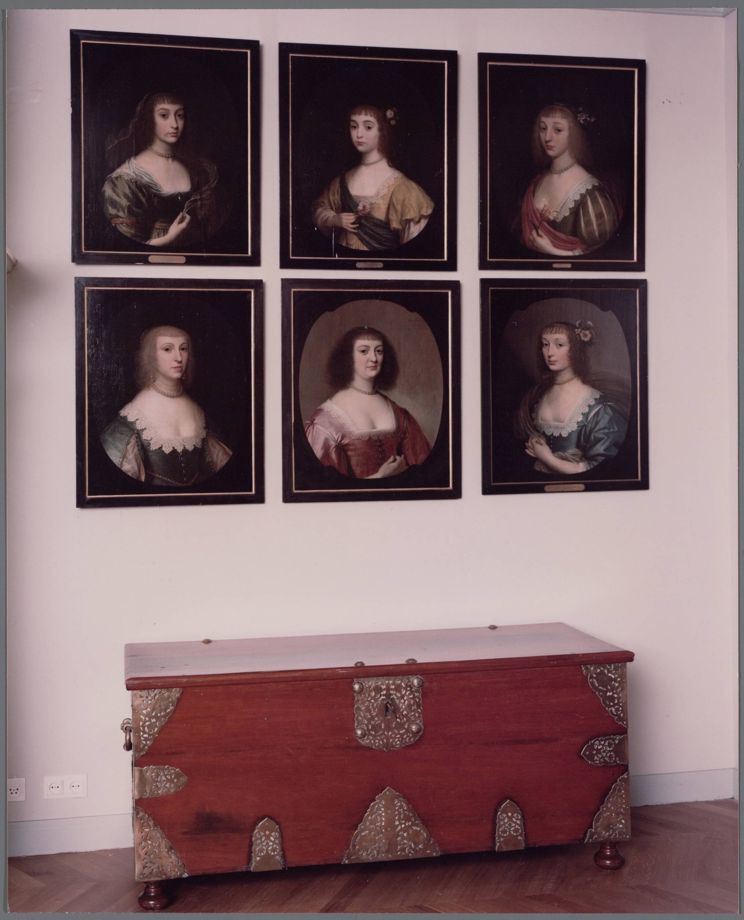 Paleis Huis ten Bosch te Den Haag — Antichambre, portrettengalerij, VOC-kist — Foto: Hofmeester, Bart / RVD. Licentie: Set B: Rechtenvrij / Publiek Domein. Bron: Nationaal Archief. http://hdl.handle.net/10648/afa8acca-d0b4-102d-bcf8-003048976d84