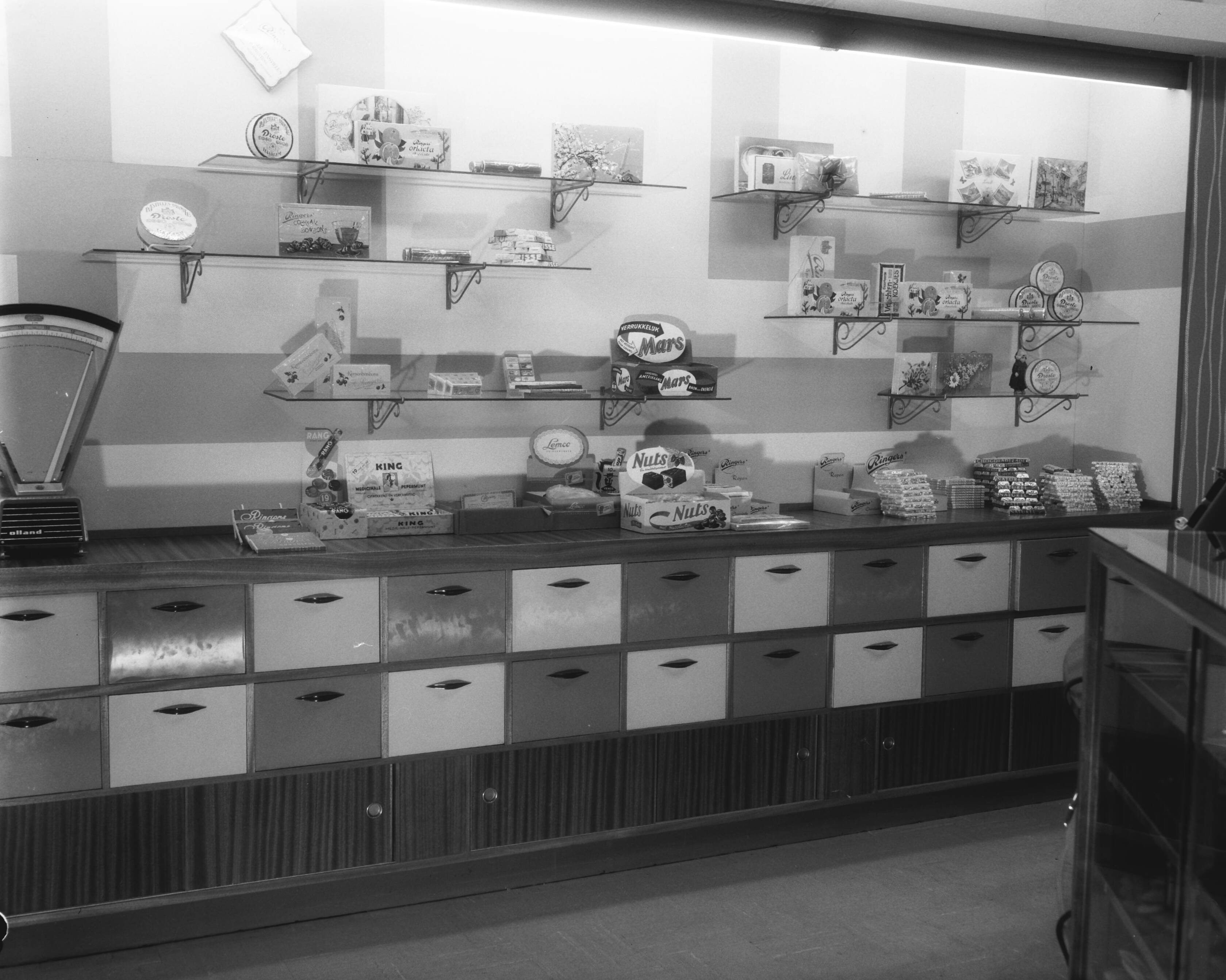 Fotocollectie Anefo — Winkelinterieur banketbakkerij (opdracht firma Koning te Haarlem) — Foto: Pot, Harry / Anefo. Licentie: Set B: Rechtenvrij / Publiek Domein. Bron: Nationaal Archief. http://hdl.handle.net/10648/a98a7382-d0b4-102d-bcf8-003048976d84