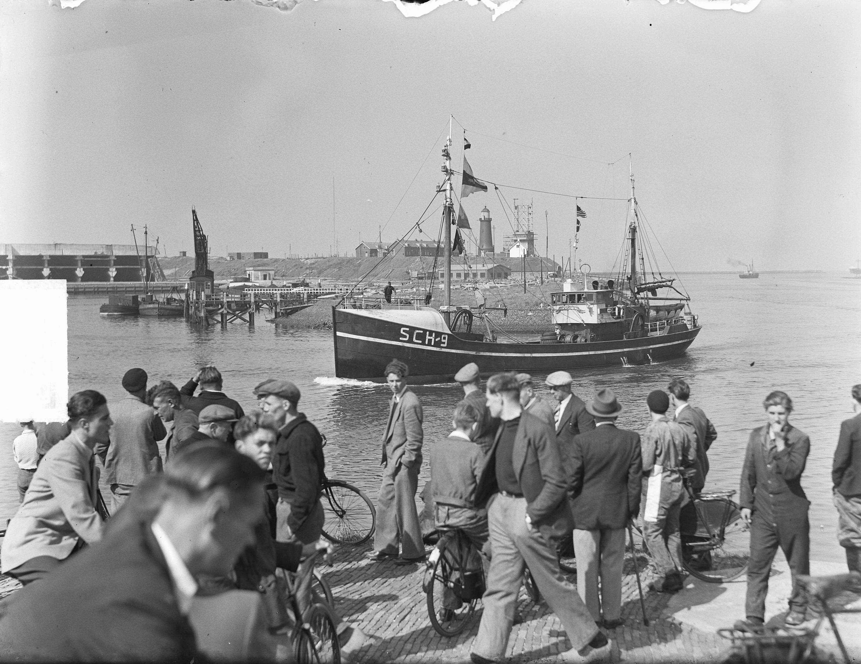 Fotocollectie Anefo — Nieuwe Haring. Scheveningen 9. "Prinses Marijke" in IJmuiden — Foto: Oorschot, […] van / Anefo. Licentie: Set B: Rechtenvrij / Publiek Domein. Bron: Nationaal Archief. http://hdl.handle.net/10648/a8d97f64-d0b4-102d-bcf8-003048976d84