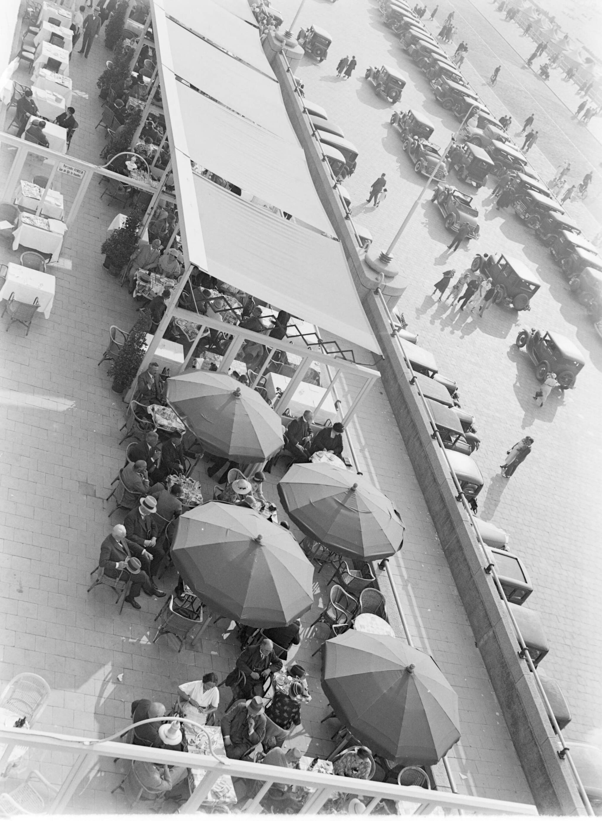 Scheveningen. — De boulevard in Scheveningen — Foto: Poll, Willem van de. Licentie: Set B: Rechtenvrij / Publiek Domein. Bron: Nationaal Archief. http://hdl.handle.net/10648/ae9ad48e-d0b4-102d-bcf8-003048976d84