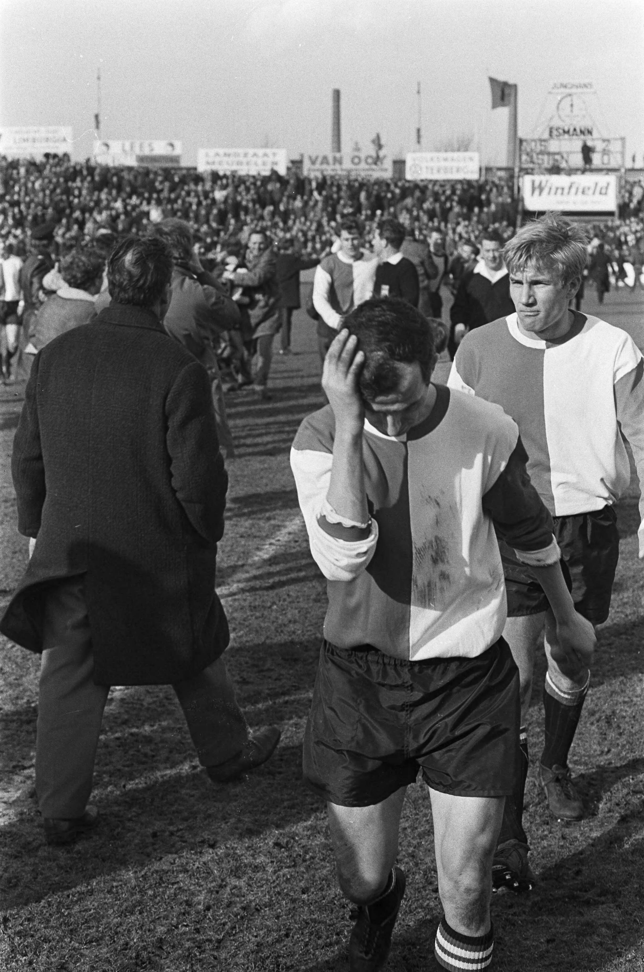 Fotocollectie Anefo — DOS tegen Feyenoord 2-0. Coen Moulijn verlaat veld na afloop, teleurgesteld — Foto: Kroon, Ron / Anefo. Licentie: Set B: Rechtenvrij / Publiek Domein. Bron: Nationaal Archief. http://hdl.handle.net/10648/ab39cfac-d0b4-102d-bcf8-003048976d84