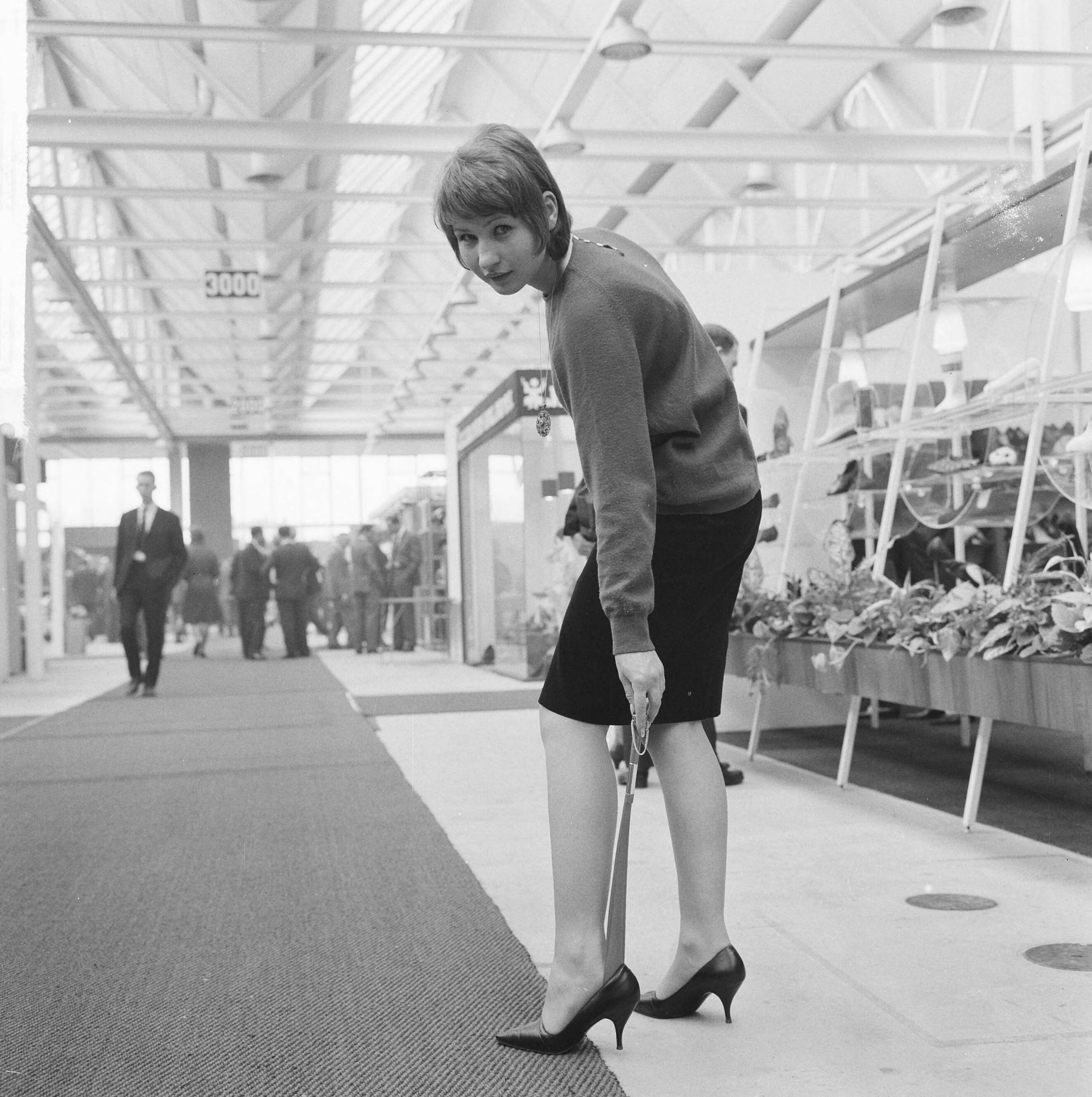 Fotocollectie Anefo — Internationale schoenenbeurs in Jaarbeurs te Utrecht — Foto: Nijs, Jac. de / Anefo. Licentie: Set B: Rechtenvrij / Publiek Domein. Bron: Nationaal Archief. http://hdl.handle.net/10648/aa63e9c8-d0b4-102d-bcf8-003048976d84