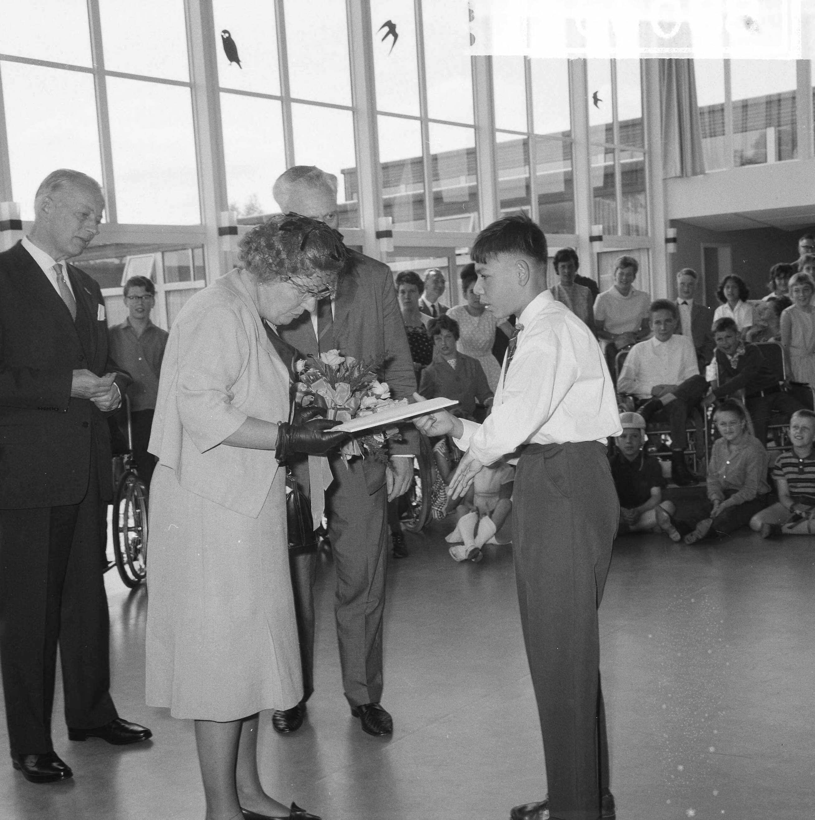 Fotocollectie Anefo — Koningin Juliana brengt een bezoek aan de Mytylschool te Utrecht — Foto: Pot, Harry / Anefo. Licentie: Set B: Rechtenvrij / Publiek Domein. Bron: Nationaal Archief. http://hdl.handle.net/10648/aa6f6d98-d0b4-102d-bcf8-003048976d84