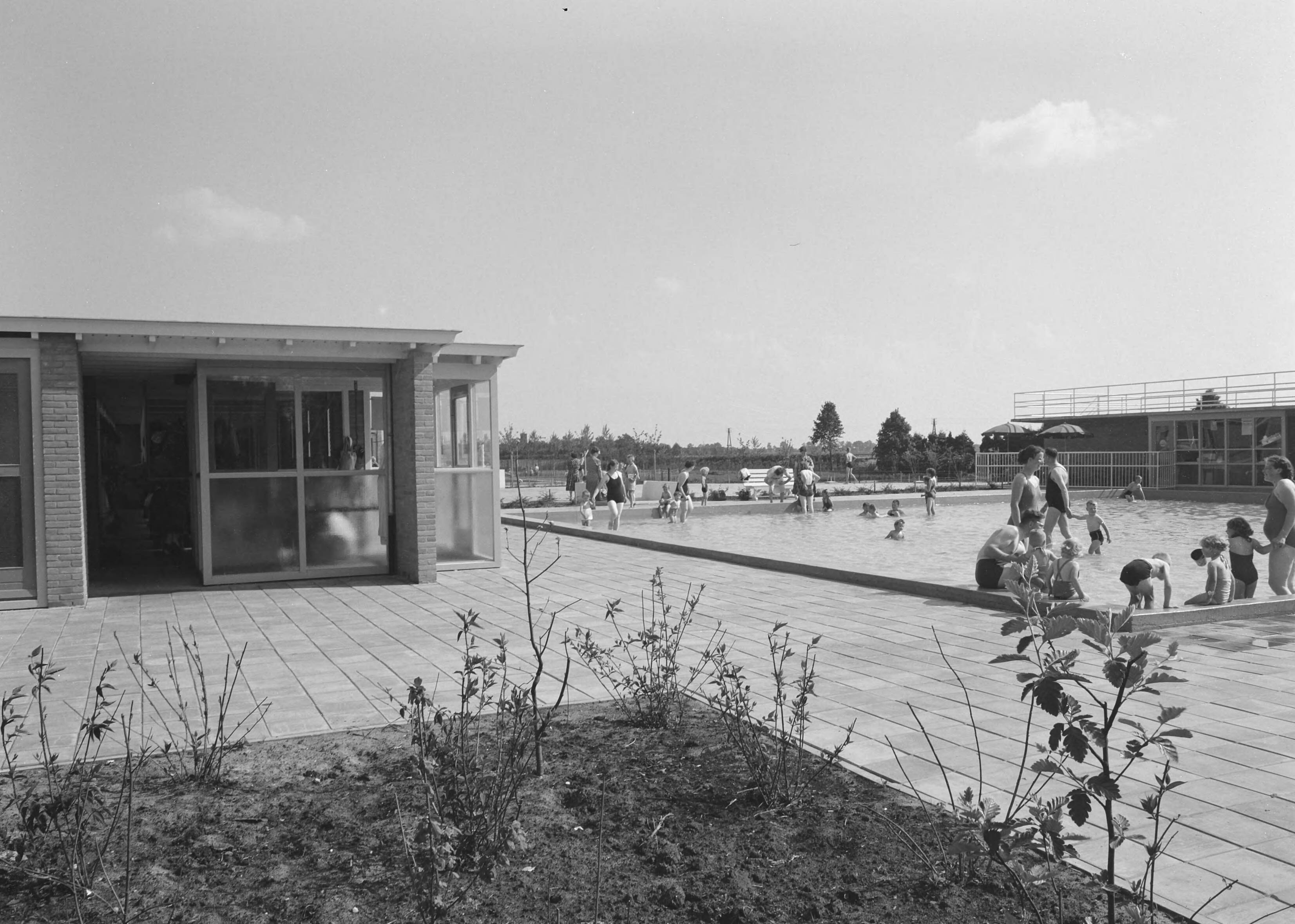 Fotocollectie Nederlandse Heidemaatschappij — Zwembad Stadskanaal — Foto: Nijhof, [...] / Heidemij. Licentie: Set B: Rechtenvrij / Publiek Domein. Bron: Nationaal Archief. http://hdl.handle.net/10648/ae785c2e-d0b4-102d-bcf8-003048976d84