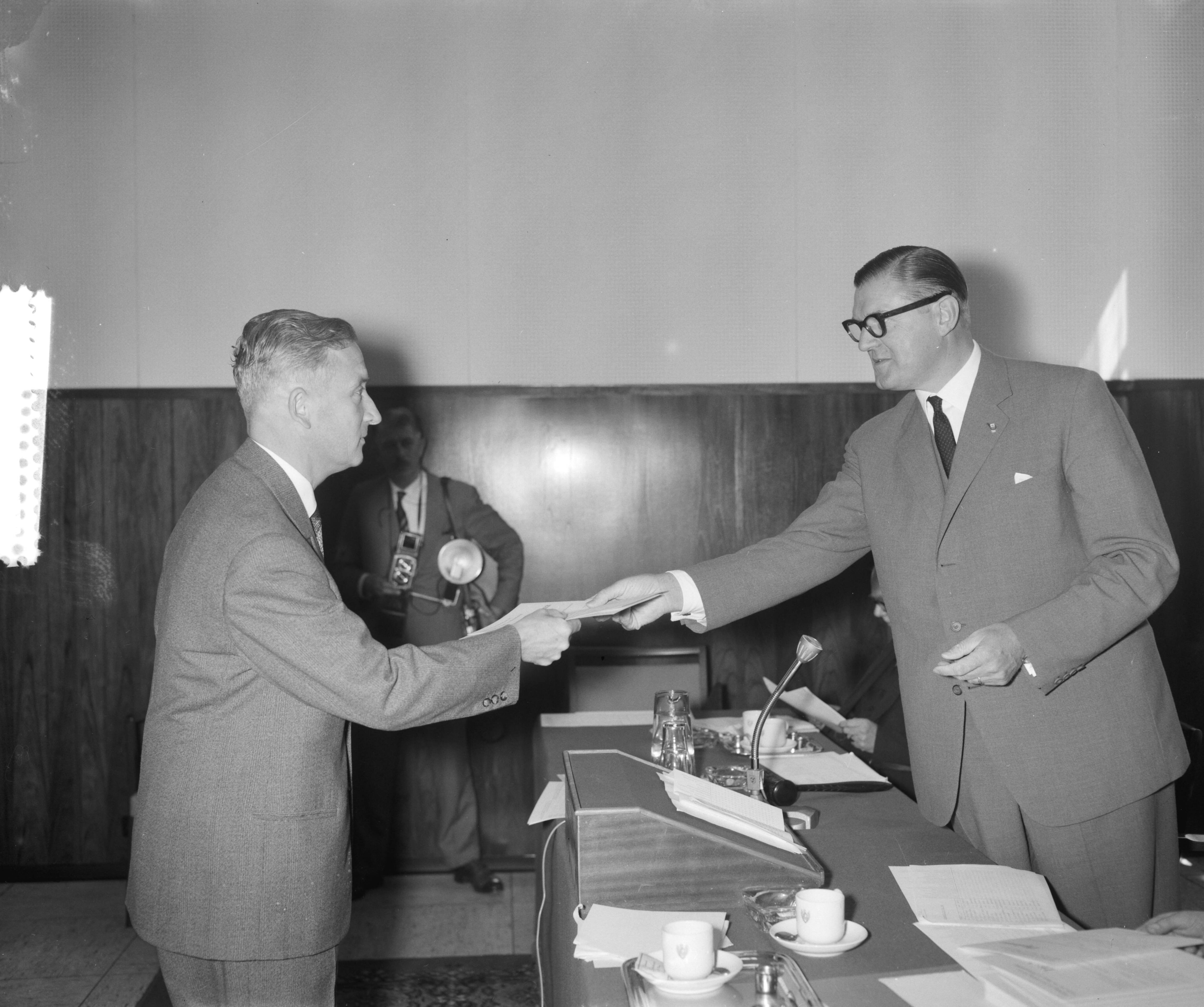 Fotocollectie Anefo — Stichting Bankstudies aan de Koninginnegracht 101 Den Haag. Uitreiking diploma's (opdracht) — Foto: Bilsen, Joop van / Anefo. Licentie: Set B: Rechtenvrij / Publiek Domein. Bron: Nationaal Archief. http://hdl.handle.net/10648/a9ddba2e-d0b4-102d-bcf8-003048976d84