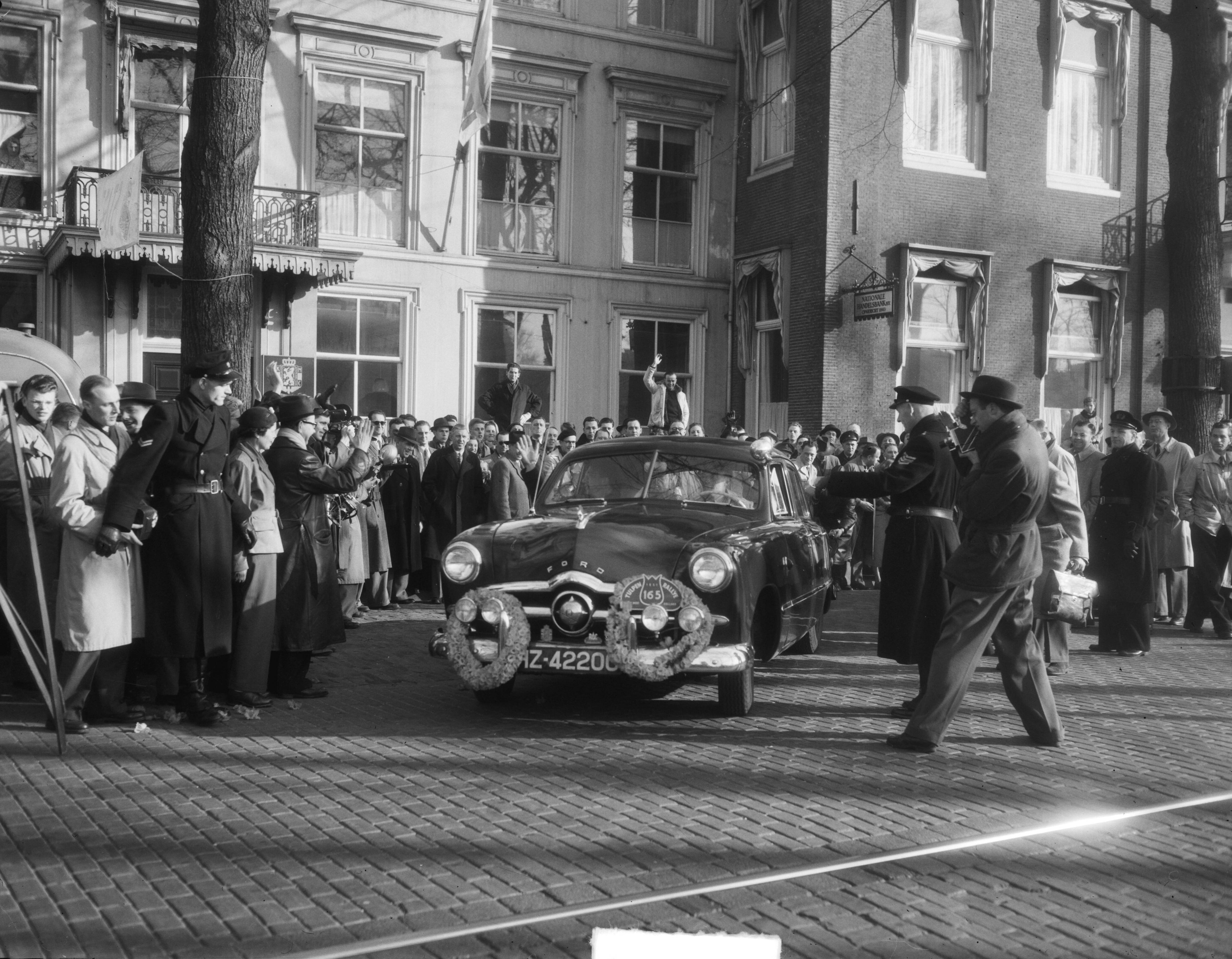 Fotocollectie Anefo — Start Tulpen Rallye in Den Haag — Foto: Duinen, G.W. van / Anefo. Licentie: Set B: Rechtenvrij / Publiek Domein. Bron: Nationaal Archief. http://hdl.handle.net/10648/a8e9068c-d0b4-102d-bcf8-003048976d84