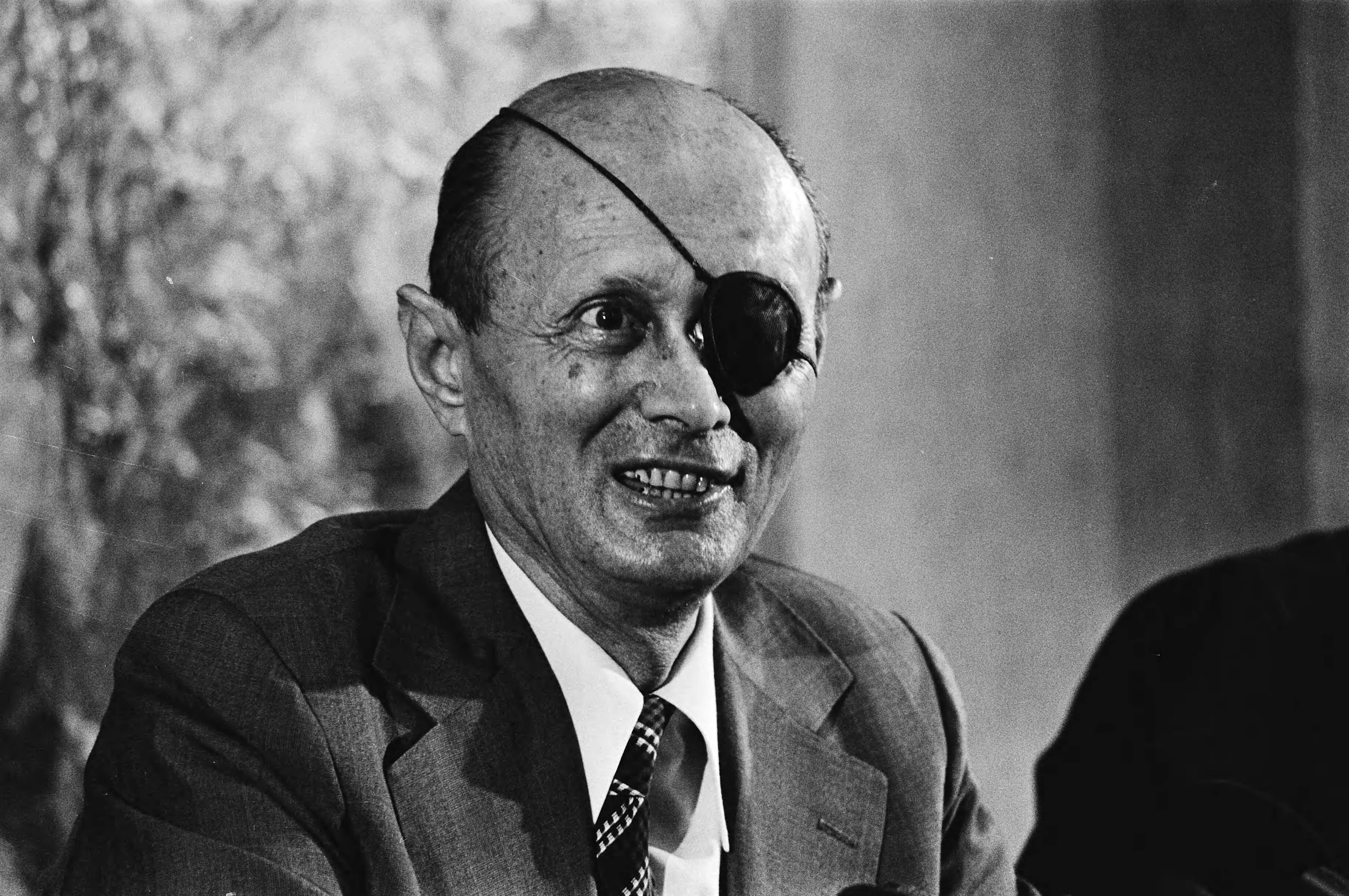 Fotocollectie Anefo — Persconferentie van de Israelische minister Moshe Dayan in Den Haag — Foto: Croes, Rob C. / Anefo (1). Licentie: Set B: Rechtenvrij / Publiek Domein. Bron: Nationaal Archief. http://hdl.handle.net/10648/acce7138-d0b4-102d-bcf8-003048976d84
