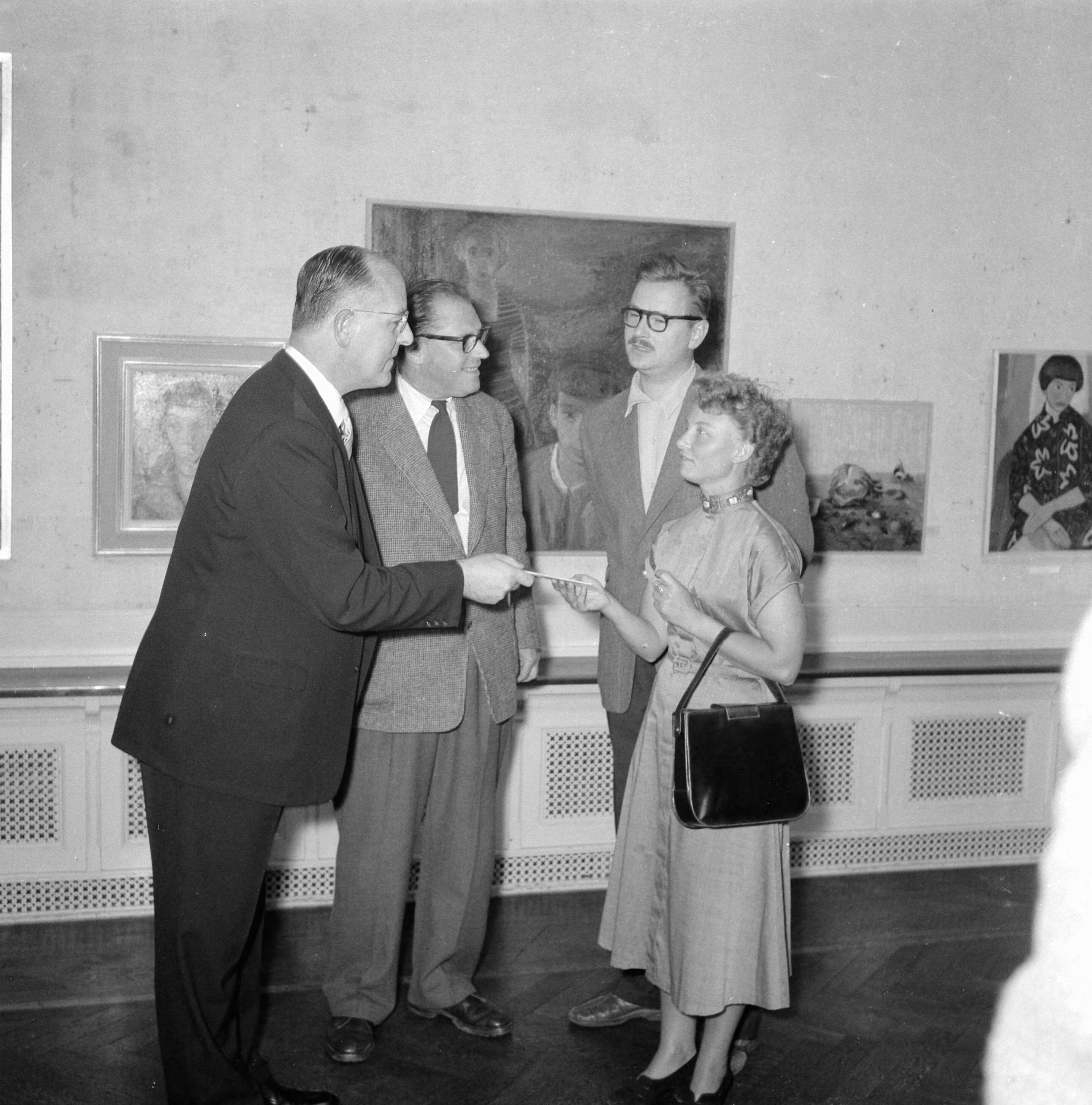 Fotocollectie Anefo — Uitreiking Jacob Marisprijs te Den Haag. Burgemeester Schokking overhandigt een van de drie prijzen aan tekenares Jenny Dalenoord. Achter haar Co Westerik, in het midden Willem Hussem — Foto: Behrens, Herbert F. / Anefo. Licentie: Set B: Rechtenvrij / Publiek Domein. Bron: Nationaal Archief. http://hdl.handle.net/10648/a938f16a-d0b4-102d-bcf8-003048976d84