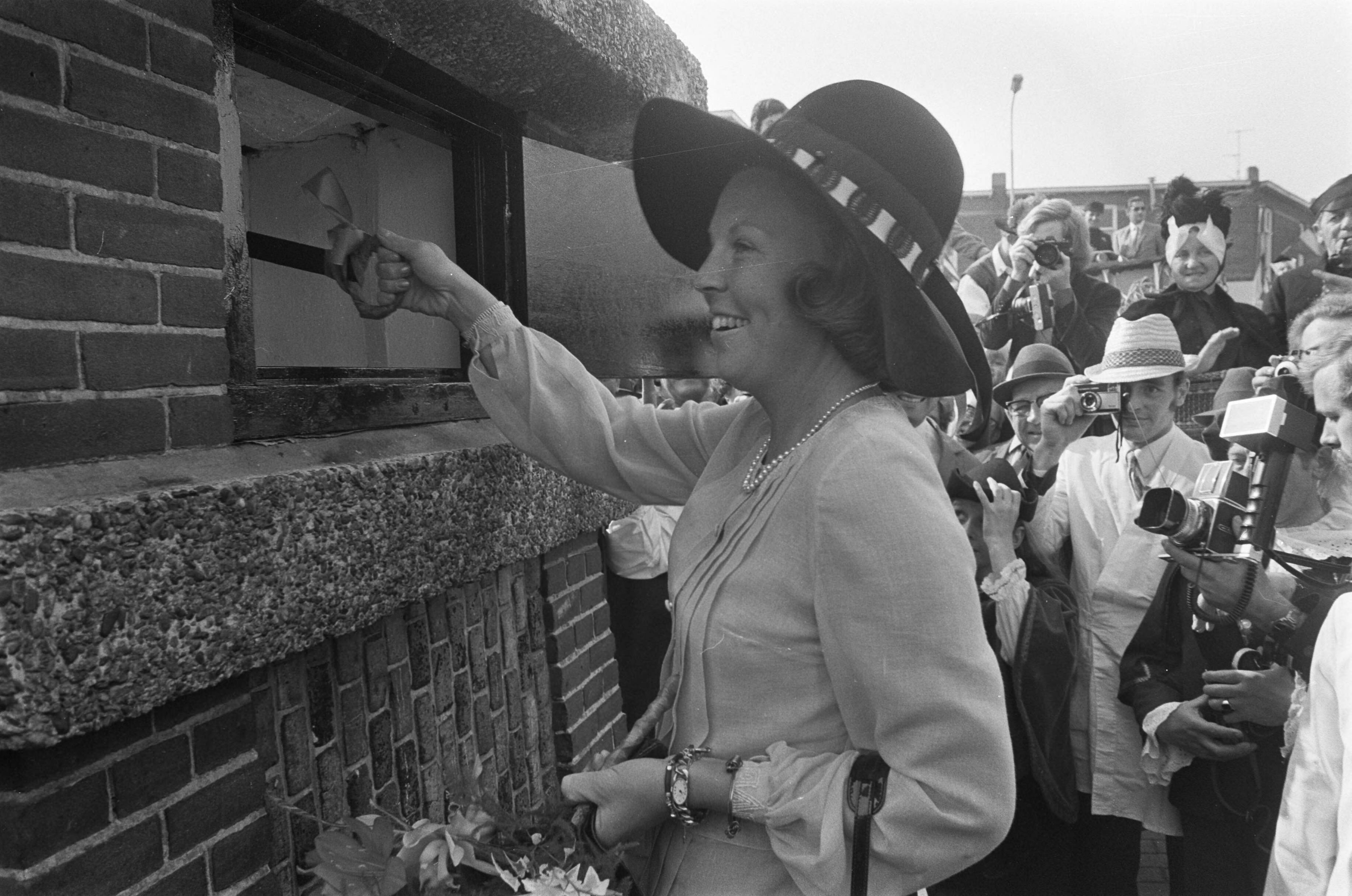 Fotocollectie Anefo — Prinses Beatrix opent in Woerden kaasmarkt t.g.v. 600 jarig bestaan van Woerden, Beatrix luidt bel — Foto: Verhoeff, Bert / Anefo. Licentie: Set B: Rechtenvrij / Publiek Domein. Bron: Nationaal Archief. http://hdl.handle.net/10648/abf6af00-d0b4-102d-bcf8-003048976d84