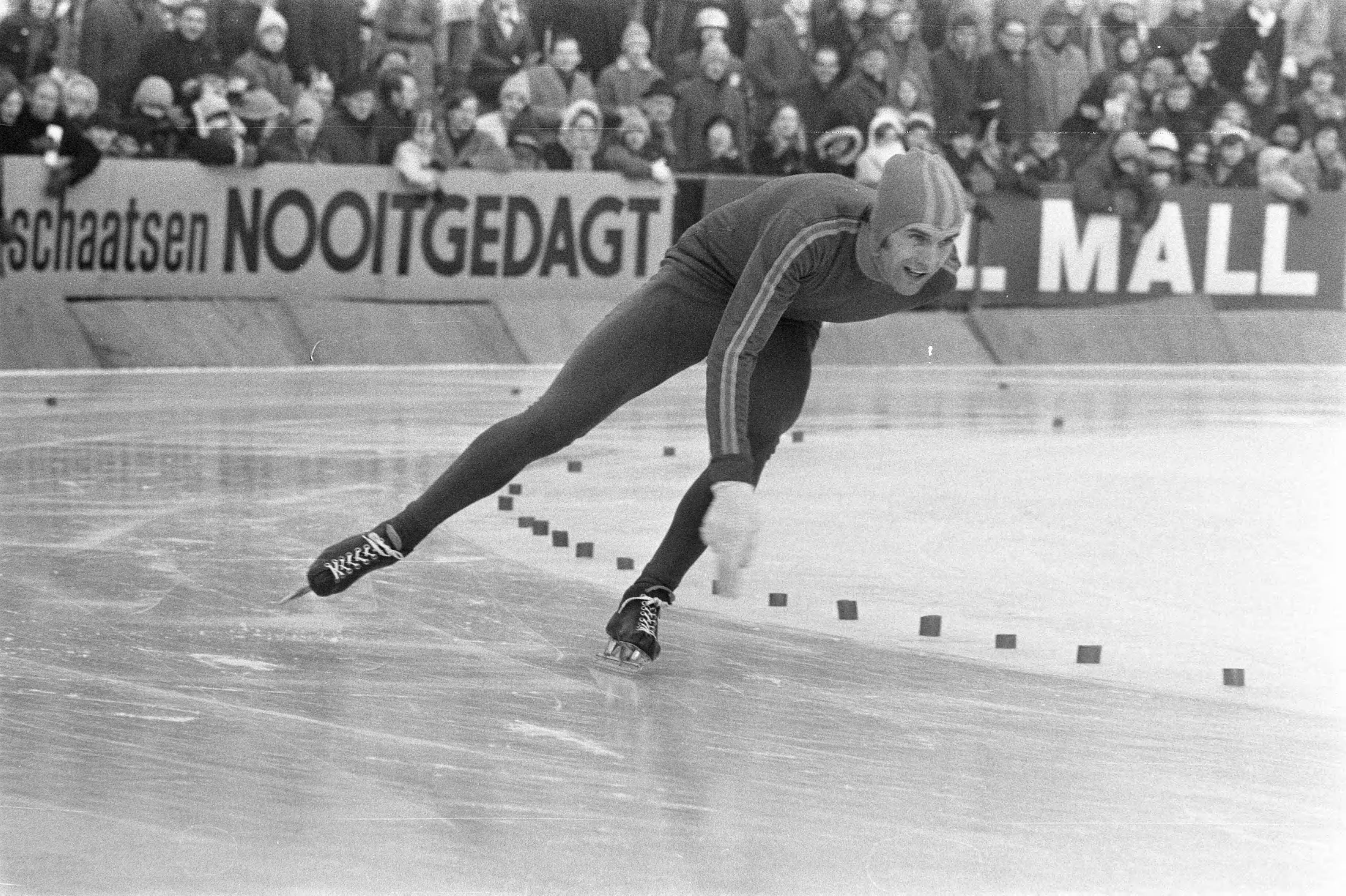 Fotocollectie Anefo — Nederlandse schaatskampioenschappen Deventer, J. Bols in actie — Foto: Verhoeff, Bert / Anefo. Licentie: Set B: Rechtenvrij / Publiek Domein. Bron: Nationaal Archief. http://hdl.handle.net/10648/abdd6c52-d0b4-102d-bcf8-003048976d84