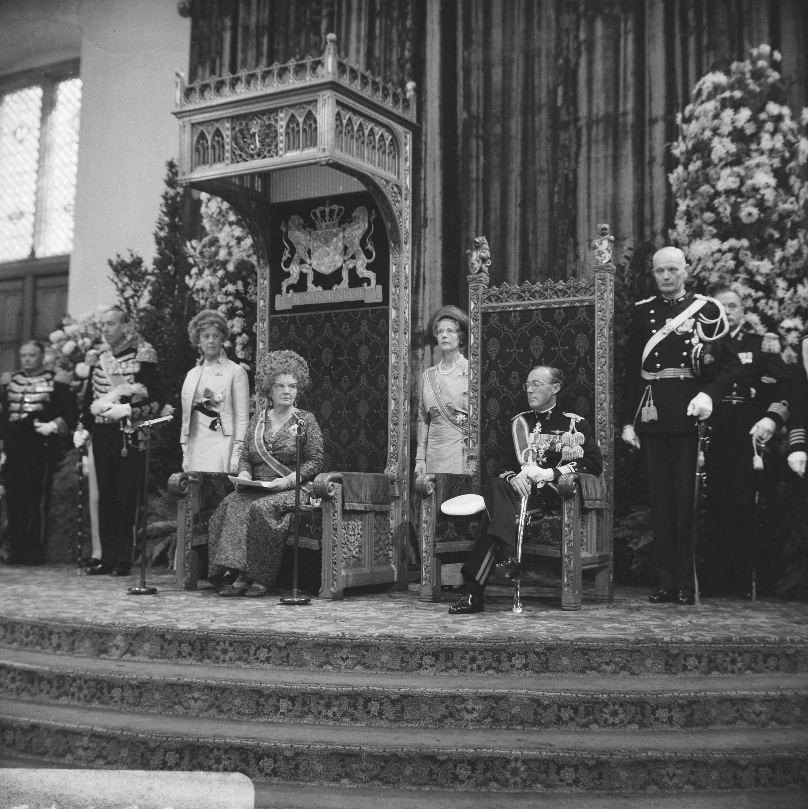 Prinsjesdag 1966 in Den Haag — Koningin Juliana en prins Bernhard tijdens het uitspreken van de troonrede in de Ridderzaal — Foto: Kroon, Ron / Anefo. Licentie: Set B: Rechtenvrij / Publiek Domein. Bron: Nationaal Archief. http://hdl.handle.net/10648/aafd2cbe-d0b4-102d-bcf8-003048976d84