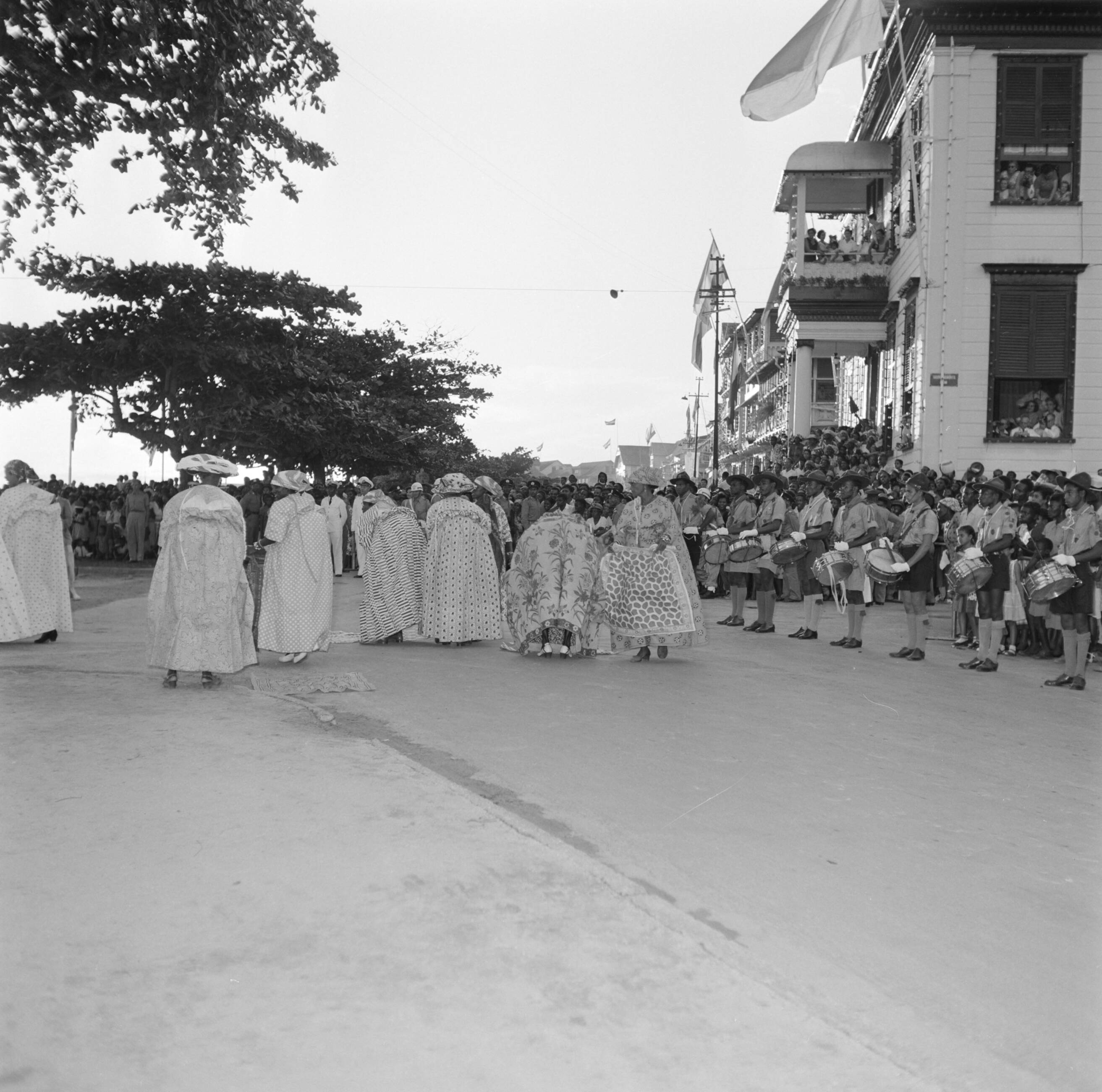 Nederlandse Antillen en Suriname ten tijde van het koninklijk bezoek van koningin Juliana en prins Bernhard in 1955 — Kotomisis in Domburg in Suriname — Foto: Poll, Willem van de. Licentie: Set B: Rechtenvrij / Publiek Domein. Bron: Nationaal Archief. http://hdl.handle.net/10648/aeb267e8-d0b4-102d-bcf8-003048976d84