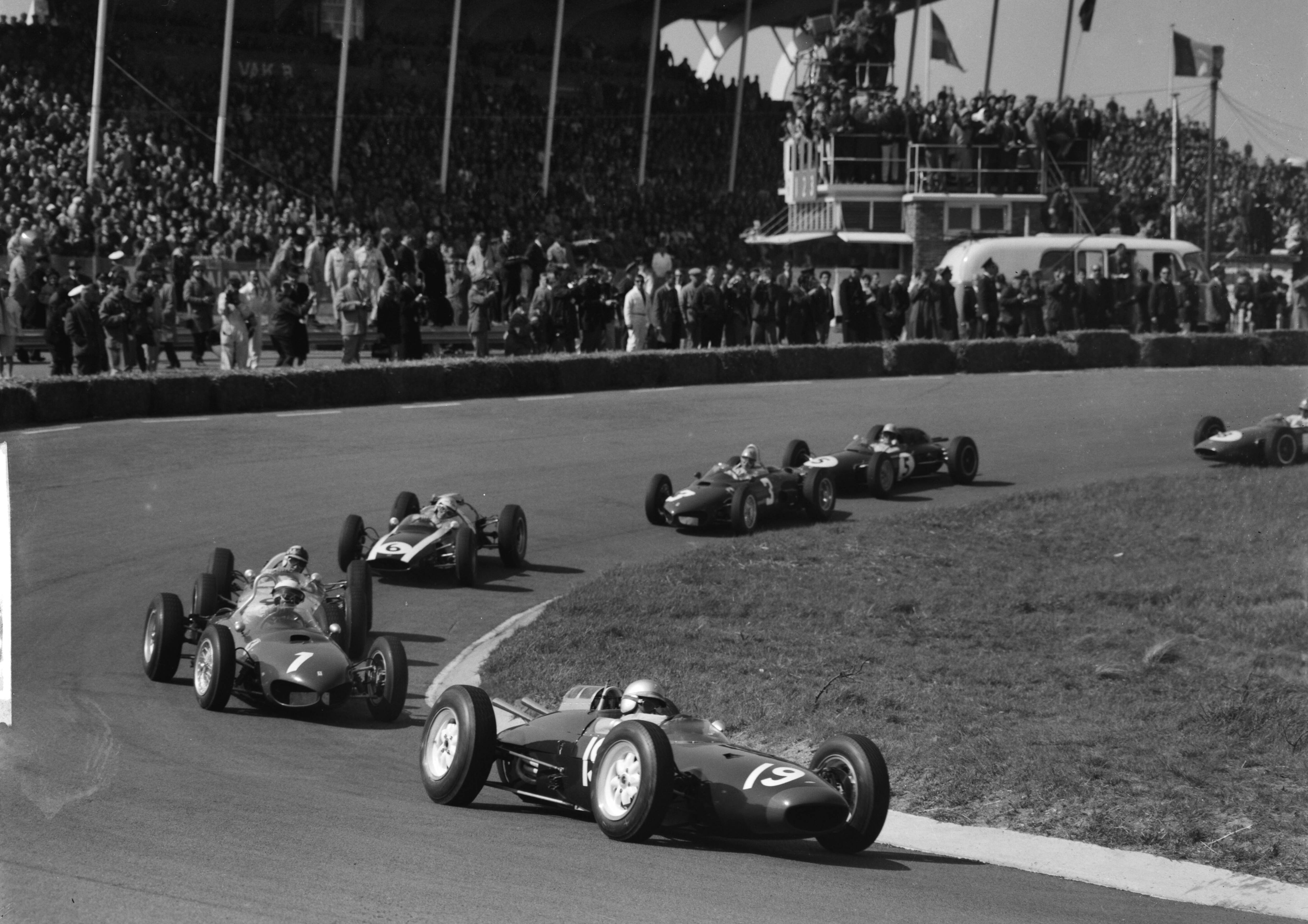 Grand Prix Zandvoort 1962 — Grand Prix van Zandvoort. Vlak na de start in de Tarzanbocht — Foto: Bilsen, Joop van / Anefo. Licentie: Set B: Rechtenvrij / Publiek Domein. Bron: Nationaal Archief. http://hdl.handle.net/10648/aa092682-d0b4-102d-bcf8-003048976d84