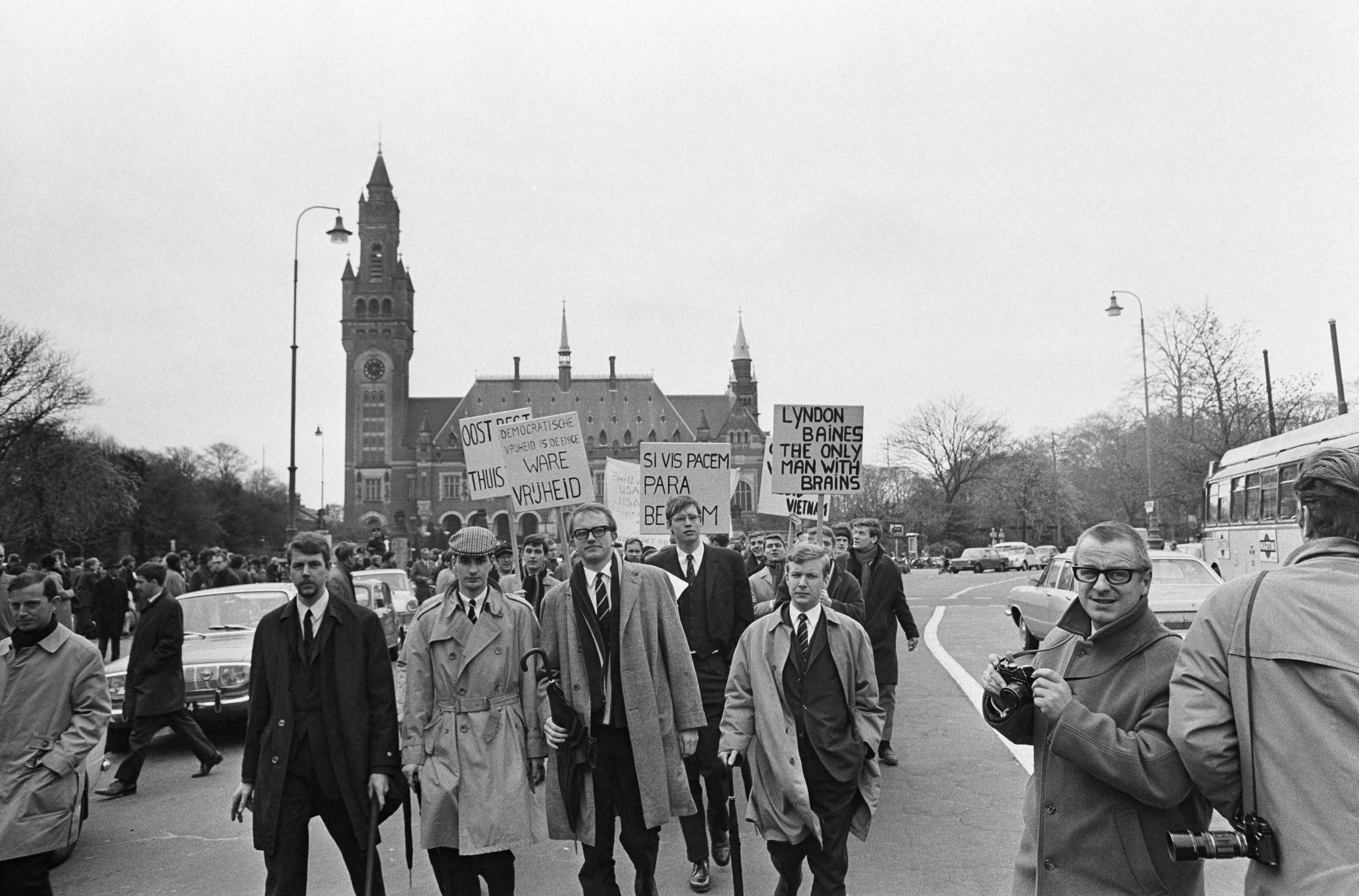 Fotocollectie Anefo — Pro-Vietnam demonstratie in Den Haag , nummer 18 en 19 — Foto: Kroon, Ron / Anefo. Licentie: Set B: Rechtenvrij / Publiek Domein. Bron: Nationaal Archief. http://hdl.handle.net/10648/ab1615e4-d0b4-102d-bcf8-003048976d84
