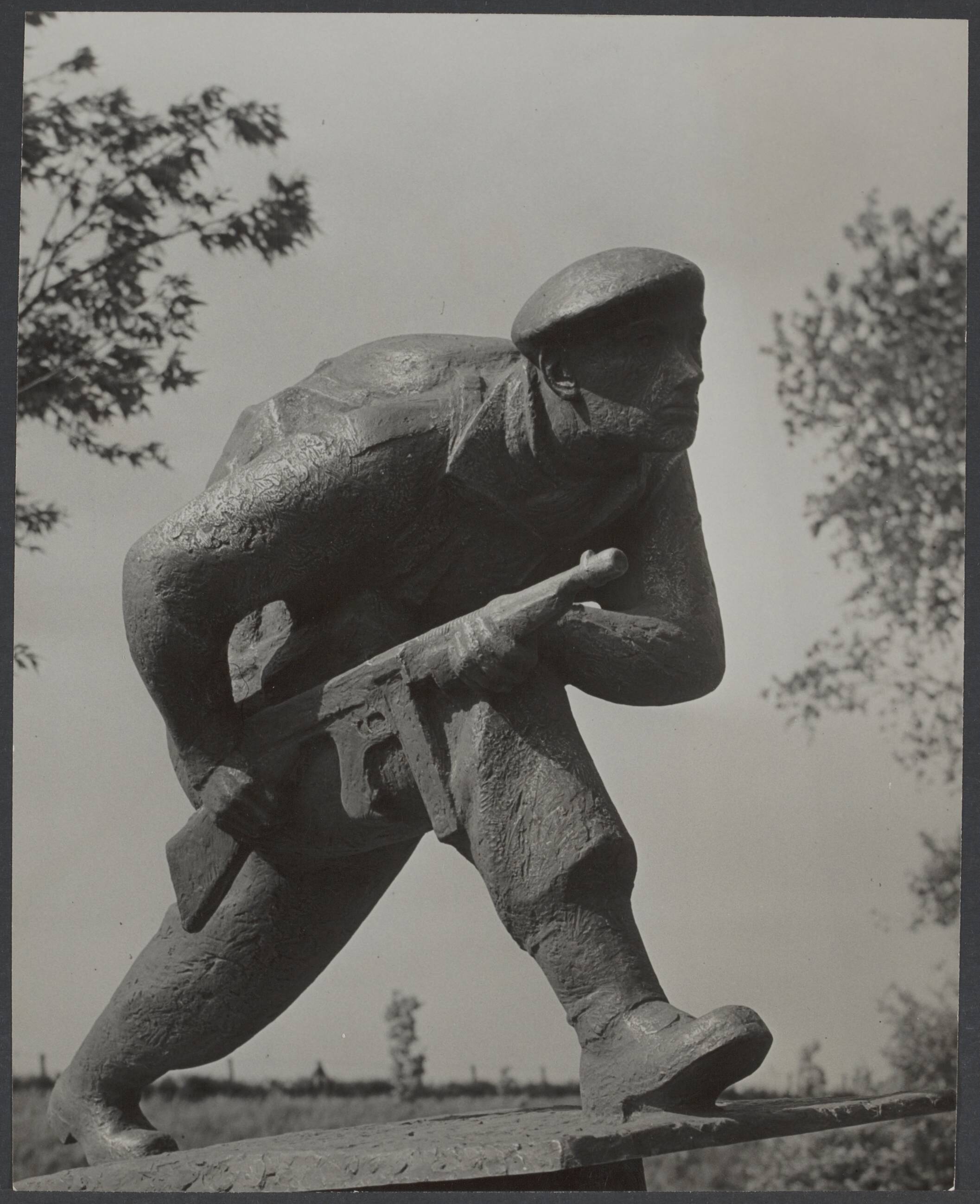 Bevrijding Nederland 1944 [bevat ook foto's uit 1945] — In de bronsgieterij van Binder te Haarlem, is het bevrijdingsmonument gereed gekomen, en bestemd voor Vlissingen. Het monument stelt een Engelse soldaat voor die de dijk oploopt (landing 4e commando, gebeeldhouwd door Titus Leeser en zal eind mei in Vlissingen onhuld worden in tegenwoordigheid van 150 leden van het 4e Commando uit Engeland — Foto: Nationaal Foto Persbureau (Stevens & Magielsen) / Rechtenvrij. Licentie: Set B: Rechtenvrij / Publiek Domein. Bron: Nationaal Archief. http://hdl.handle.net/10648/f9b2ebdd-4012-29a5-5ca6-1fa0d4805bb1
