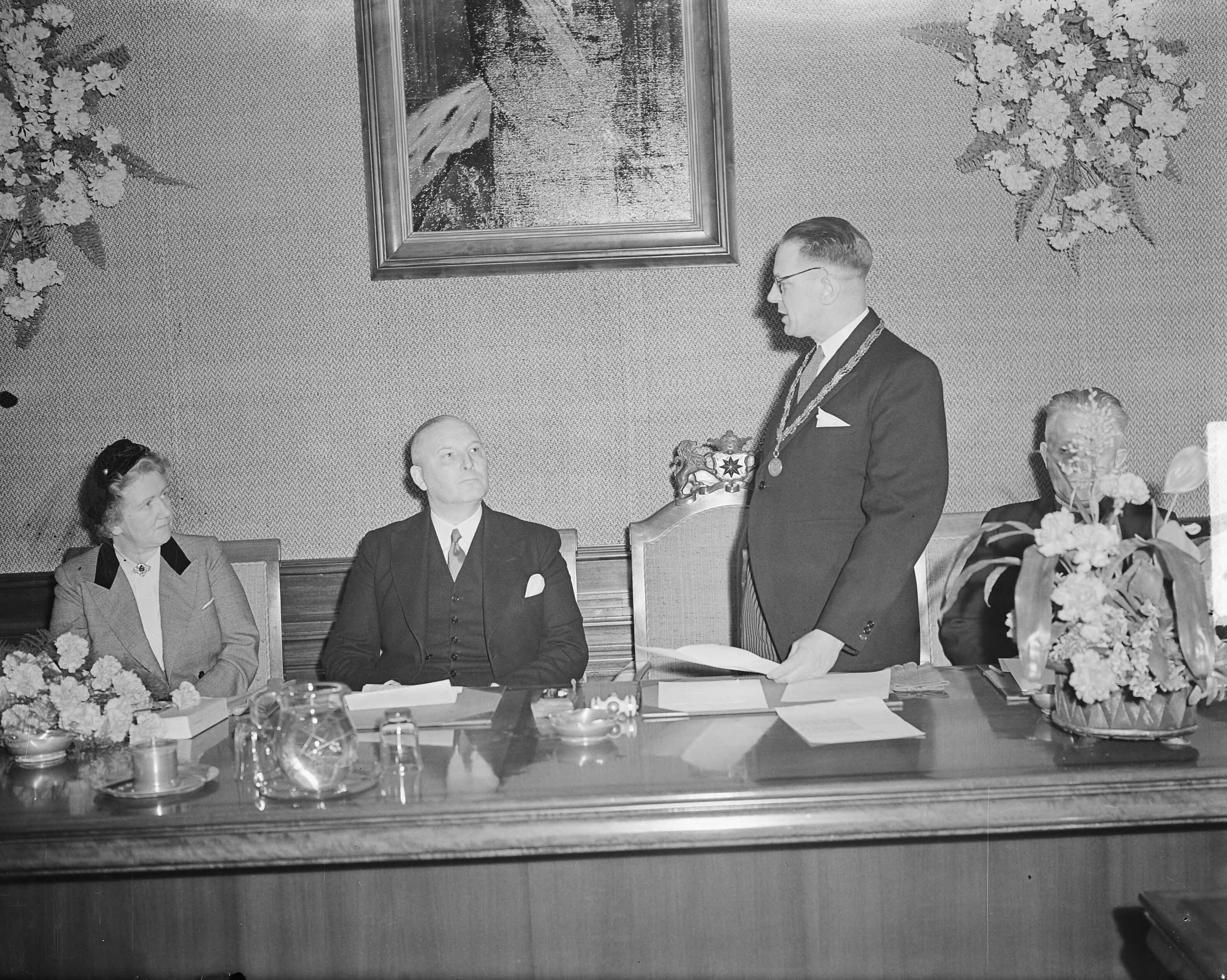 Fotocollectie Anefo — Installatie burgemeester Witschey in Alphen aan den Rijn — Foto: Noske, J.D. / Anefo. Licentie: Set B: Rechtenvrij / Publiek Domein. Bron: Nationaal Archief. http://hdl.handle.net/10648/a8d734ac-d0b4-102d-bcf8-003048976d84