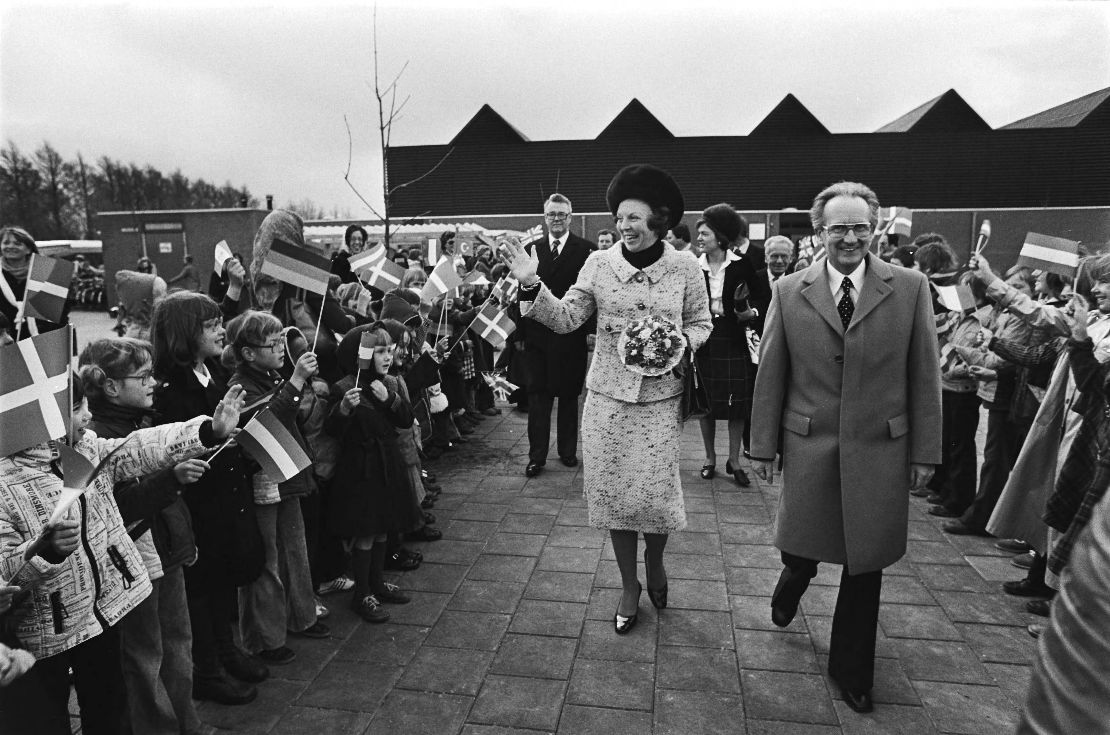 Fotocollectie Anefo — Prinses Beatrix opent in Bergen (NH) nieuw gebouw van de Europese school; Prinses Beatrix bij aankomst, links heer R. Rock , directeur van de school — Foto: Suyk, Koen / Anefo. Licentie: Set B: Rechtenvrij / Publiek Domein. Bron: Nationaal Archief. http://hdl.handle.net/10648/acb08844-d0b4-102d-bcf8-003048976d84