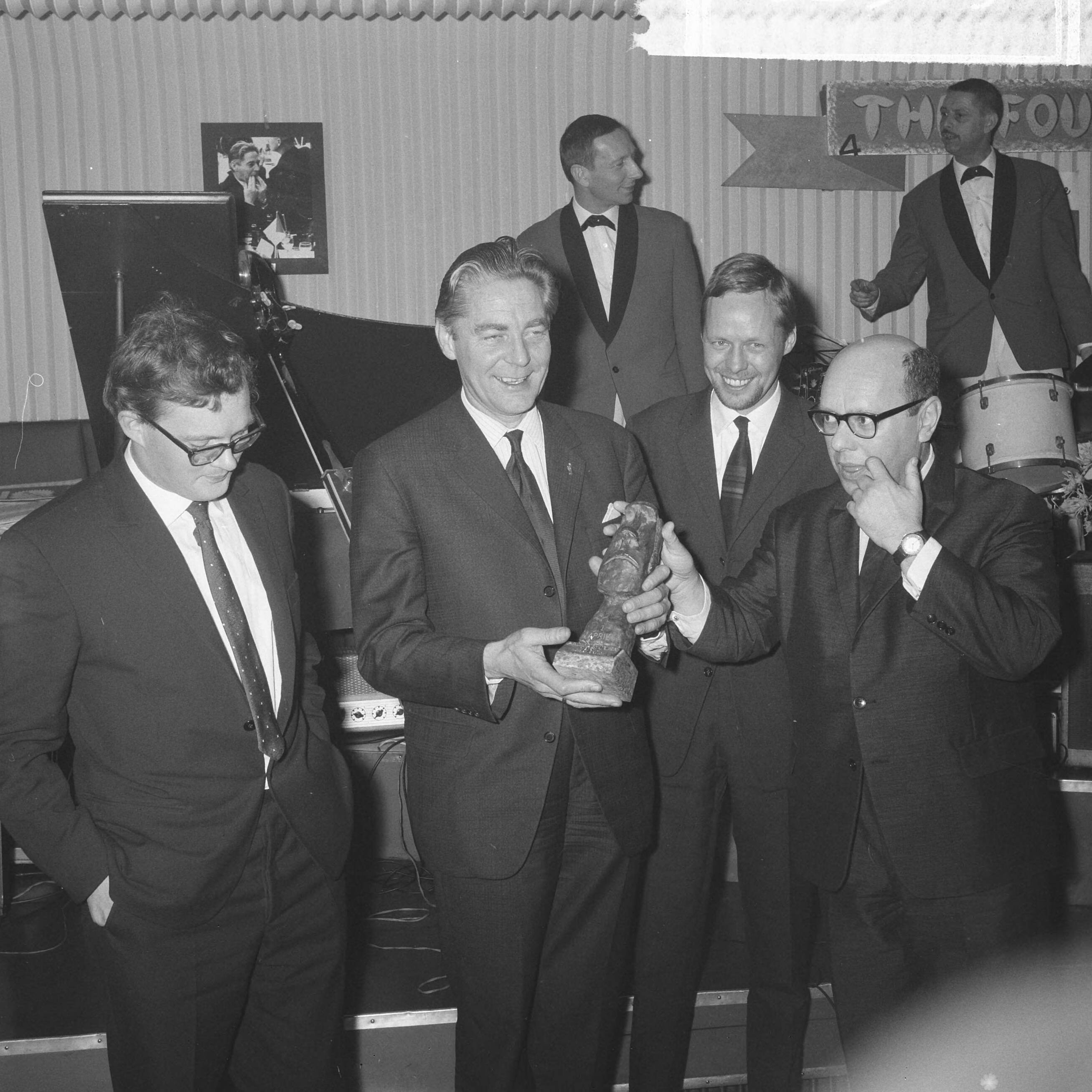 Fotocollectie Anefo — "Prix de Joke 1964" voor Bert Haanstra, Simon van Collem (rechts) reikt hem het beeldje uit in Hotel Bouwes te Zandvoort. [Links Rein van Rooij? 2e van rechts Peter Craghs? beiden lid van de jury] — Foto: Nijs, Jac. de / Anefo. Licentie: Set B: Rechtenvrij / Publiek Domein. Bron: Nationaal Archief. http://hdl.handle.net/10648/aa624d70-d0b4-102d-bcf8-003048976d84