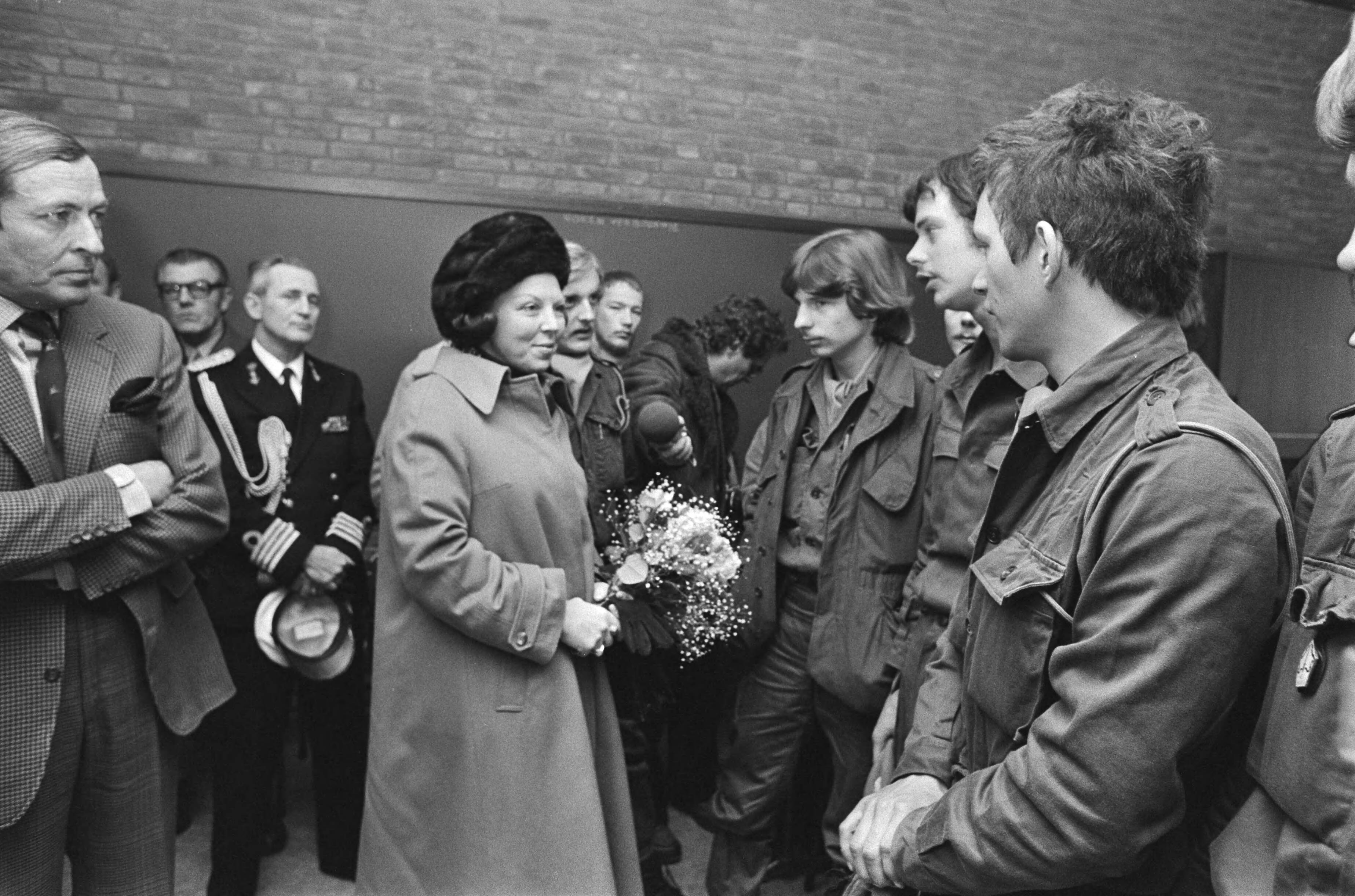 Prinses Beatrix en prins Claus bezoeken VN detachement voor Libanon in de Adolf van Nassau kazerne in Zuidlaren — Prinses Beatrix spreekt met militairen — Foto: Suyk, Koen / Anefo. Licentie: Set B: Rechtenvrij / Publiek Domein. Bron: Nationaal Archief. http://hdl.handle.net/10648/acc4cc0a-d0b4-102d-bcf8-003048976d84