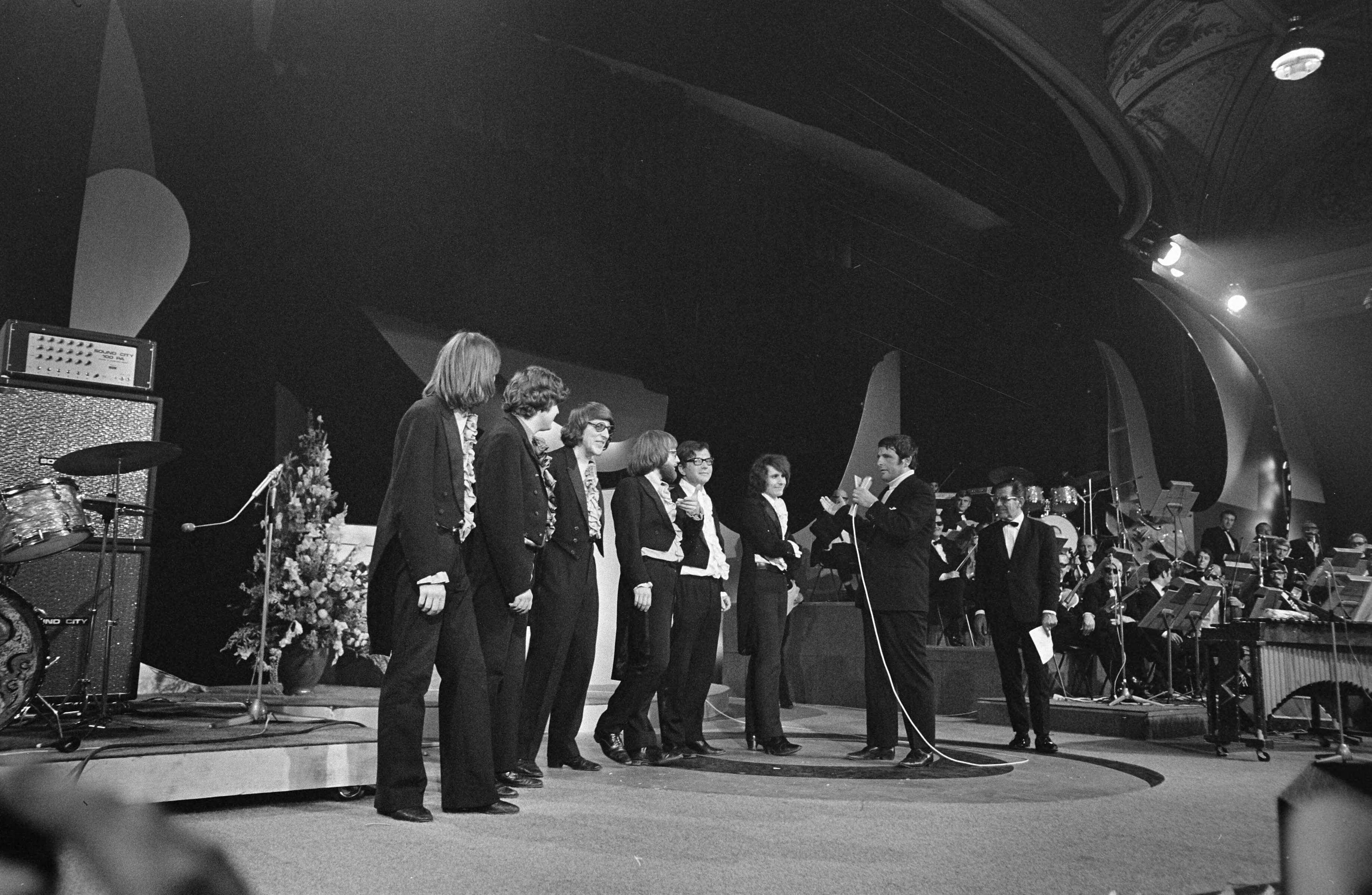 Singing Europe 1969, de finale in Scheveningen — Zuid-Holland|Scheveningen|festivals |zangers |zangeressen|Bautista, Christina |Bautista, Conchita — Foto: Fotograaf Onbekend / Anefo. Licentie: Set B: Rechtenvrij / Publiek Domein. Bron: Nationaal Archief. http://hdl.handle.net/10648/ab7239d2-d0b4-102d-bcf8-003048976d84