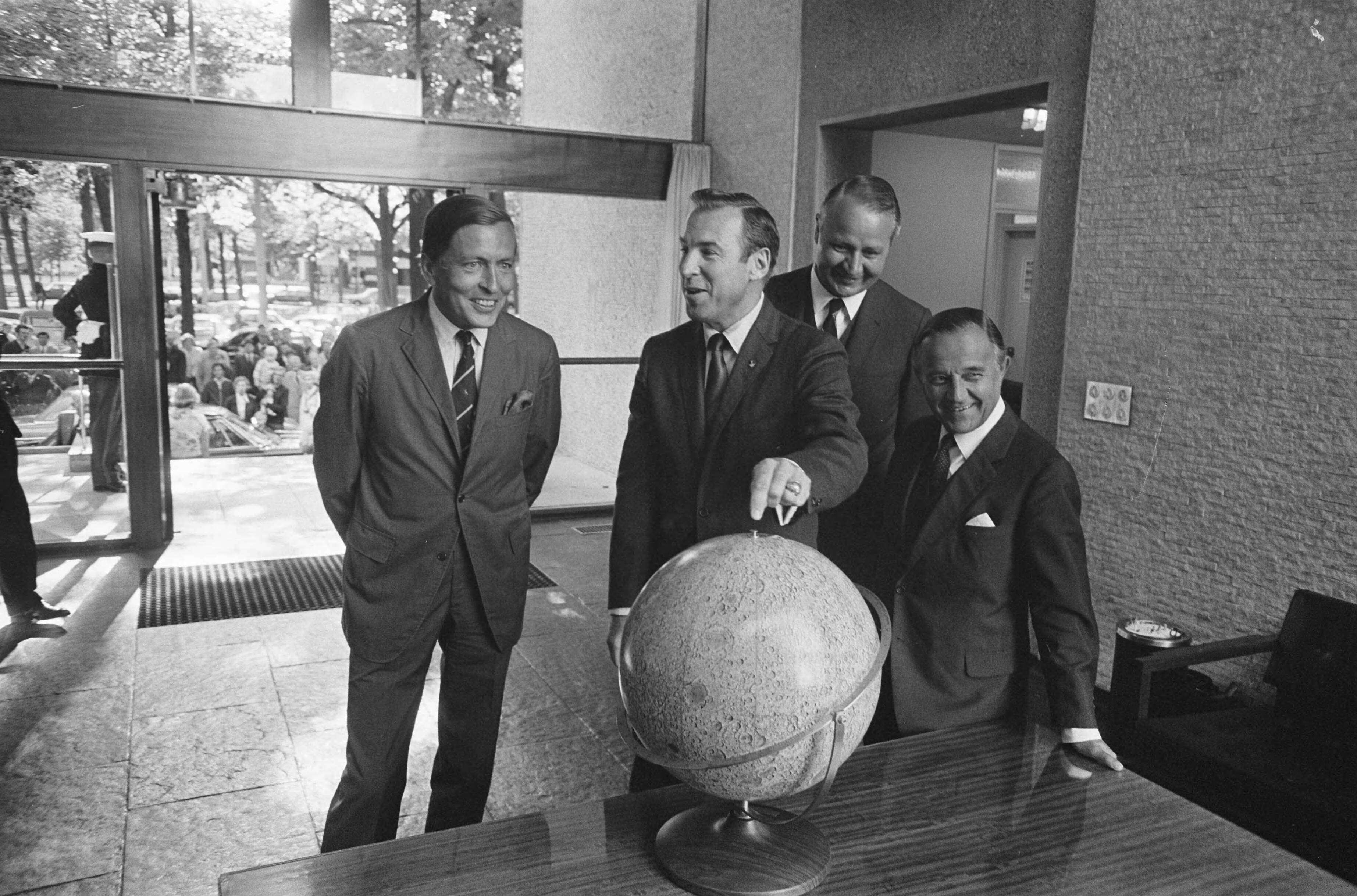 Fotocollectie Anefo — Z. K. H. Pr. Claus bij ontvangst. Amerikaanse astronaut James Lovell op Amerikaanse ambassade te Den Haag : Z. K. H. Pr. Claus bij ontvangst. v.l.n.r. — Foto: Evers, Joost / Anefo. Licentie: Set B: Rechtenvrij / Publiek Domein. Bron: Nationaal Archief. http://hdl.handle.net/10648/ab76ff30-d0b4-102d-bcf8-003048976d84