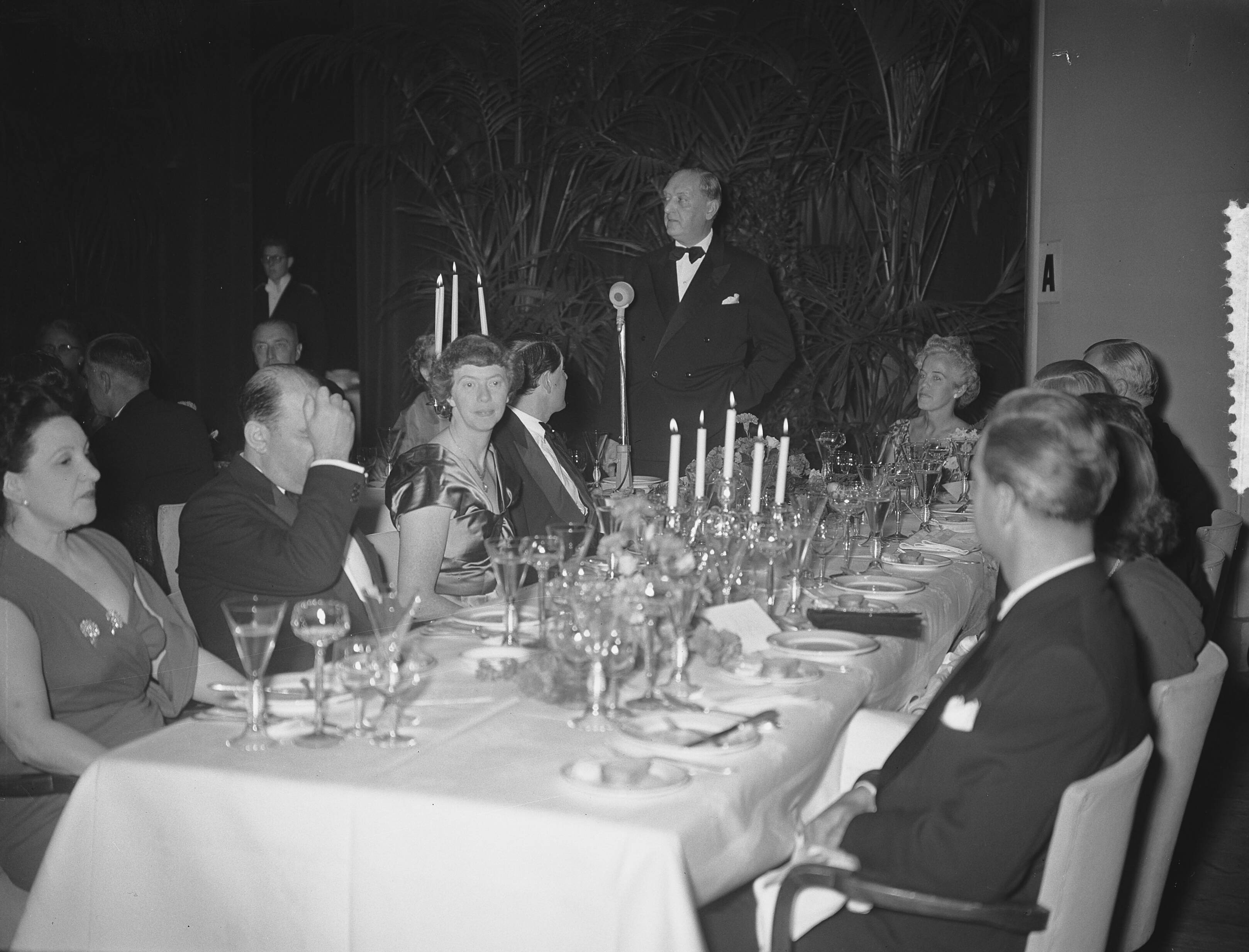 Fotocollectie Anefo — Congres zee-assuradeuren Den Haag, Banket — Foto: Bilsen, Joop van / Anefo. Licentie: Set B: Rechtenvrij / Publiek Domein. Bron: Nationaal Archief. http://hdl.handle.net/10648/a929528c-d0b4-102d-bcf8-003048976d84