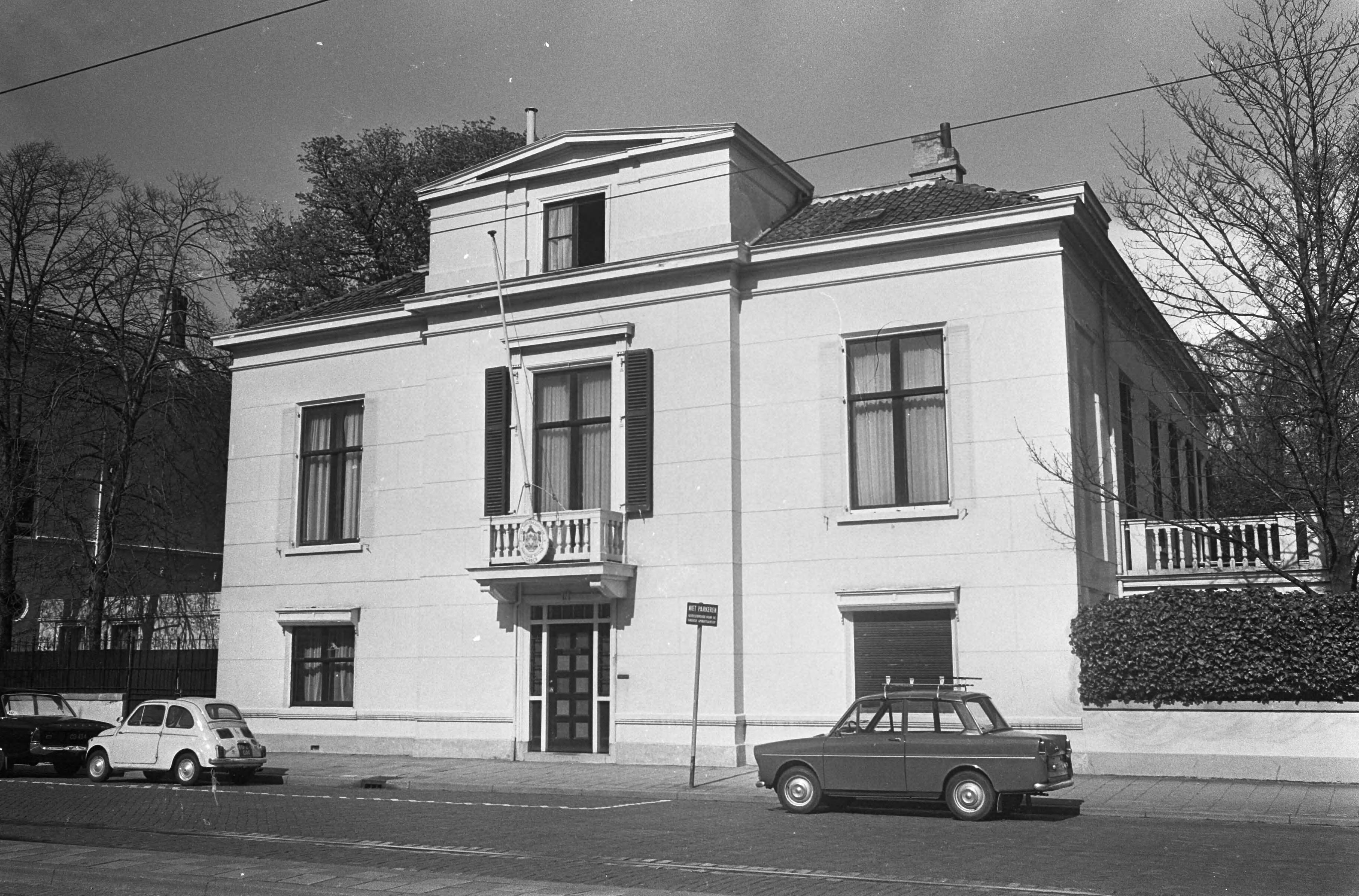 Fotocollectie Anefo — De Griekse ambassade in de Alexanderstraat te Den Haag (exterieur) — Foto: Koch, Eric / Anefo. Licentie: Set B: Rechtenvrij / Publiek Domein. Bron: Nationaal Archief. http://hdl.handle.net/10648/ab166454-d0b4-102d-bcf8-003048976d84