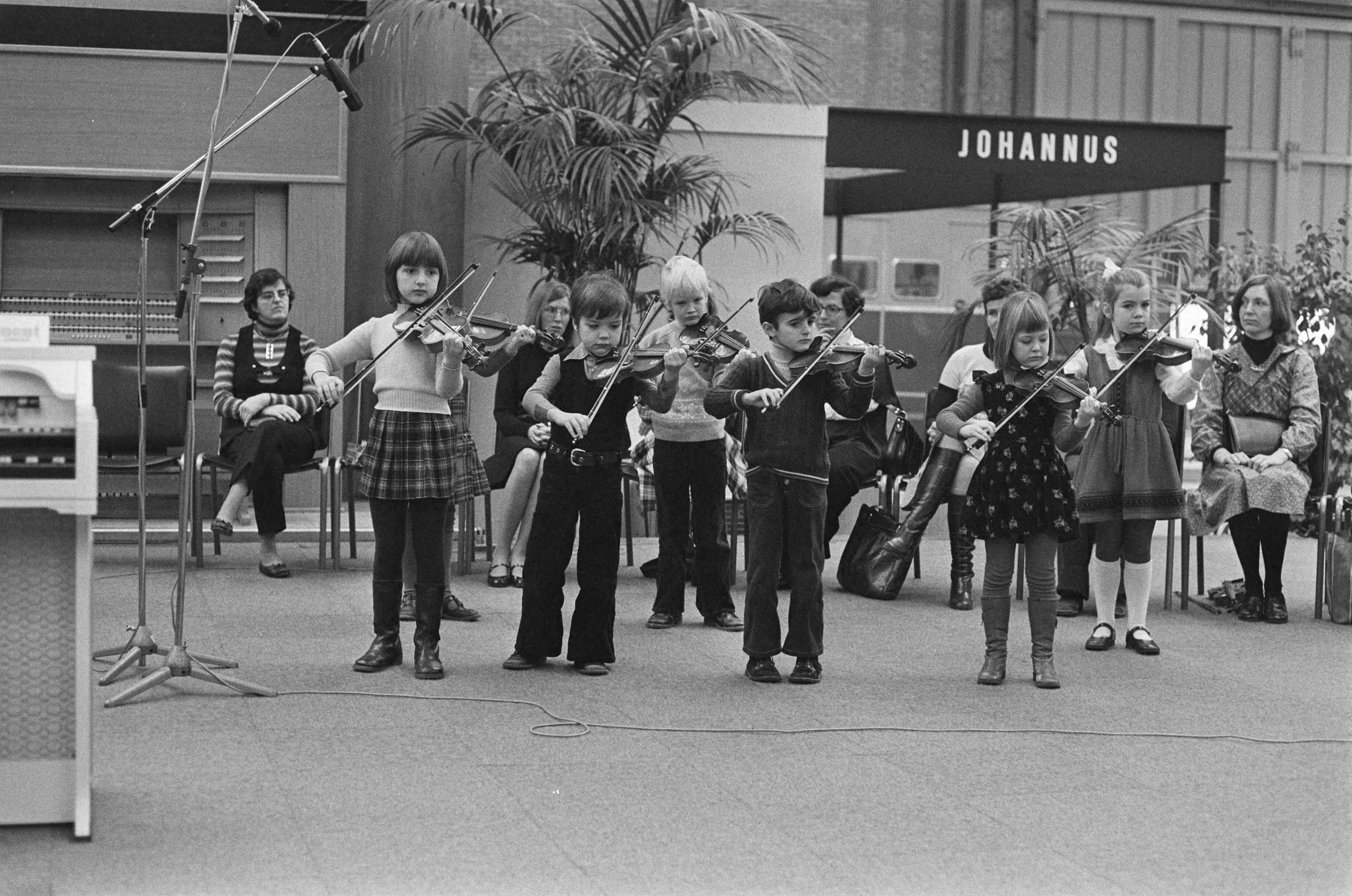 Fotocollectie Anefo — Muziekbeurs 1976 in Jaarbeurs Utrecht; zeer kleine kinderen spelen viool volgens Suzukimethode — Foto: Peters, Hans / Anefo. Licentie: Set B: Rechtenvrij / Publiek Domein. Bron: Nationaal Archief. http://hdl.handle.net/10648/ac7bf6d8-d0b4-102d-bcf8-003048976d84