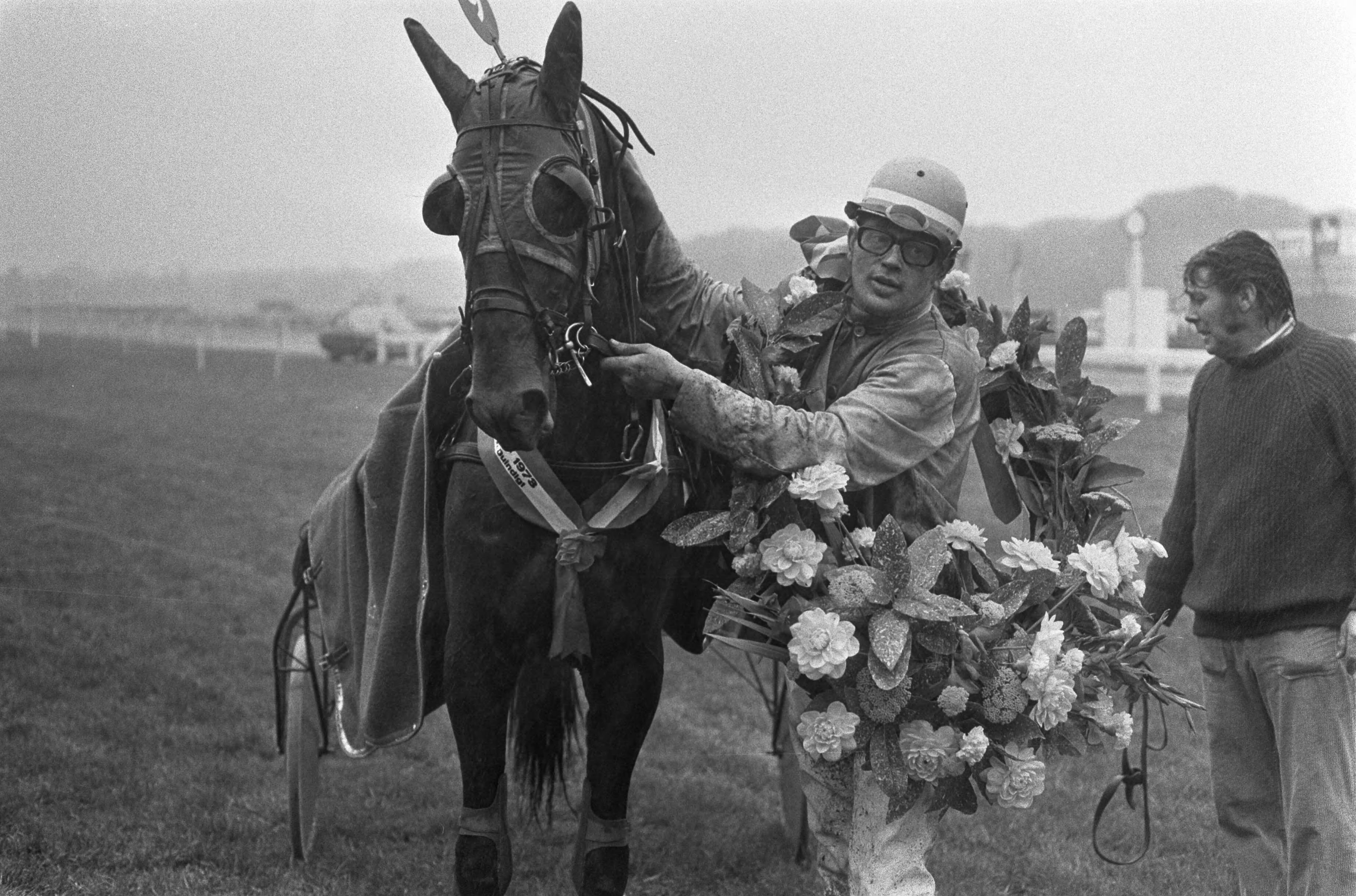Fotocollectie Anefo — Derby voor dravers op Duindigt — Foto: Peters, Hans / Anefo. Licentie: Set B: Rechtenvrij / Publiek Domein. Bron: Nationaal Archief. http://hdl.handle.net/10648/ac33630a-d0b4-102d-bcf8-003048976d84