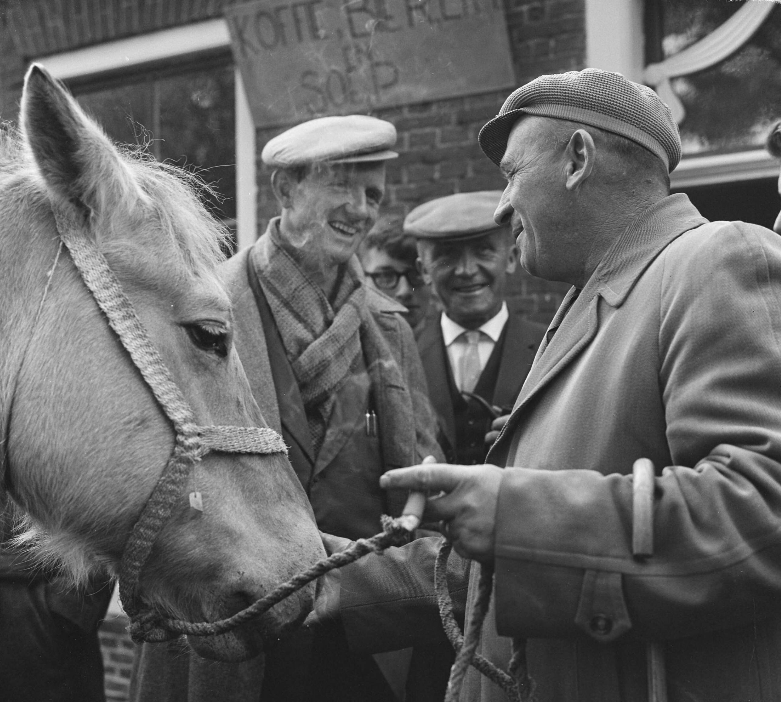 Fotocollectie Anefo — Zuidlaarder Paardenmarkt. Overzicht drukte op de markt — Foto: Walta, Winfried / Anefo. Licentie: Set B: Rechtenvrij / Publiek Domein. Bron: Nationaal Archief. http://hdl.handle.net/10648/aa49c854-d0b4-102d-bcf8-003048976d84