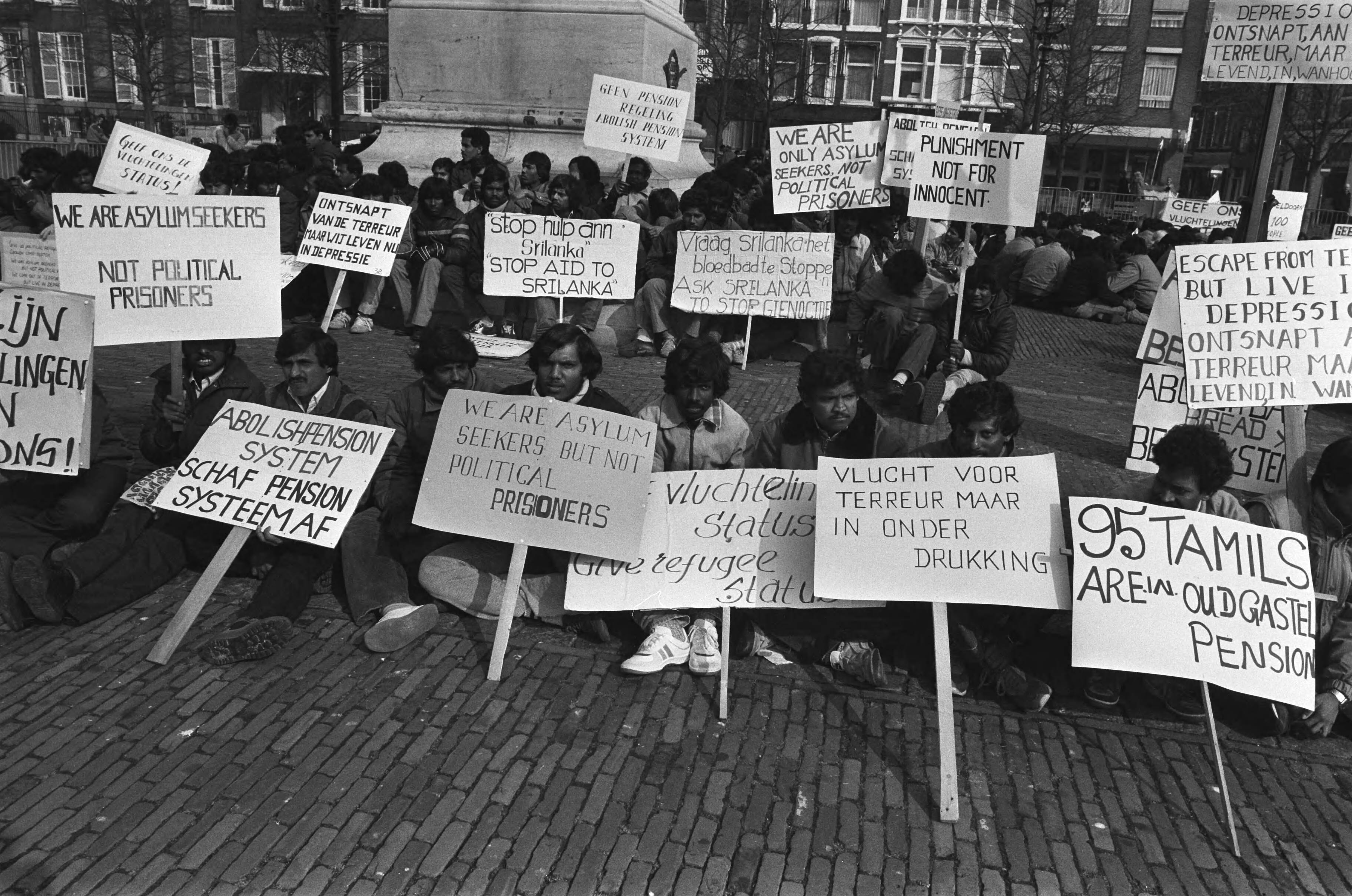Demonstratie Tamils op het Plein in Den Haag — betogingen|spandoeken|Tamils|Den Haag|Zuid-Holland|Tamils — Foto: Bogaerts, Rob / Anefo. Licentie: Set B: Rechtenvrij / Publiek Domein. Bron: Nationaal Archief. http://hdl.handle.net/10648/ad50cb88-d0b4-102d-bcf8-003048976d84
