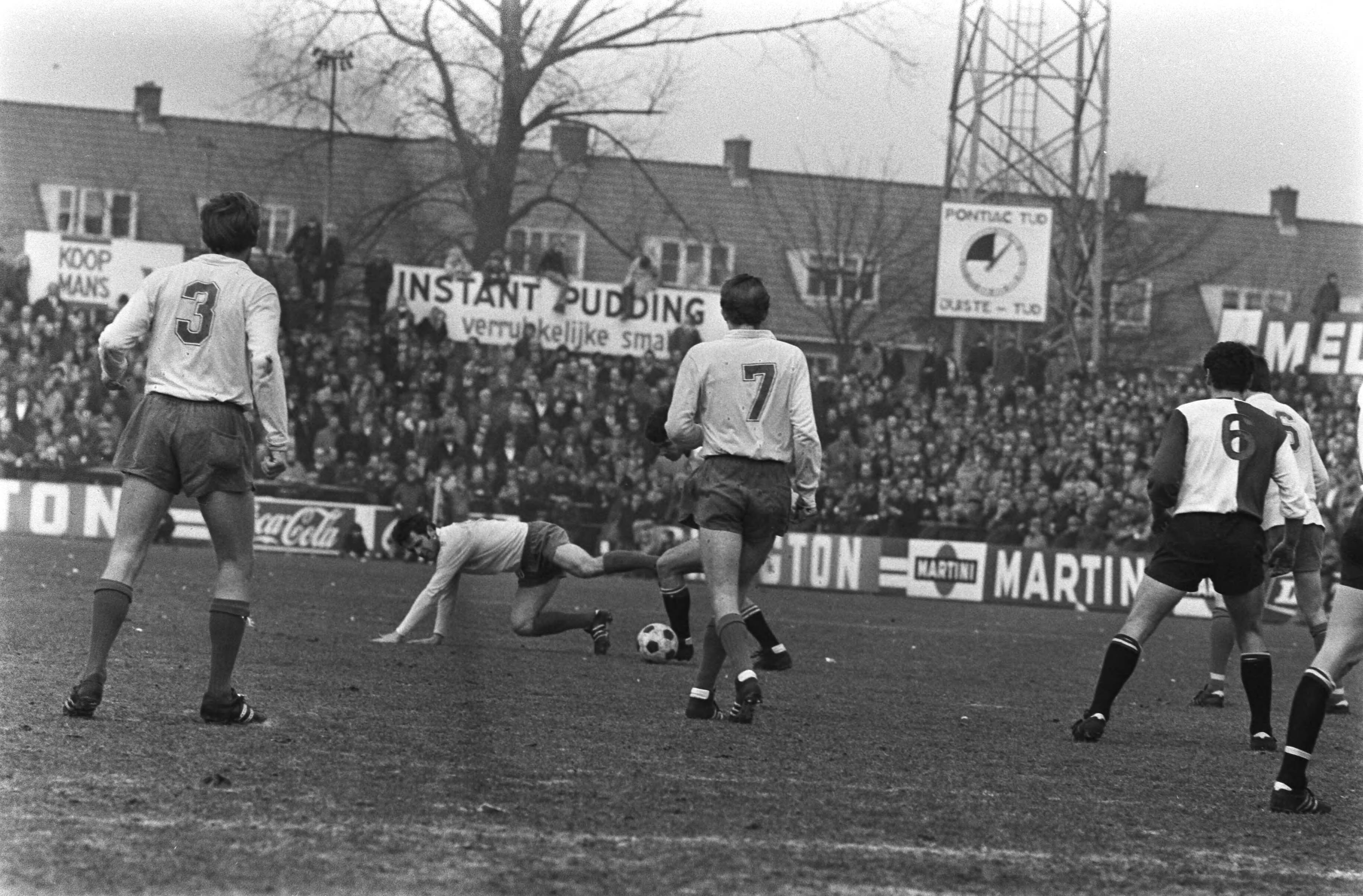 Voetbalwedstrijd voor de KNVB beker Cambuur Leeuwarden - Feyenoord: 0-3 — Spelmoment — Foto: Fotograaf Onbekend / Anefo. Licentie: Set B: Rechtenvrij / Publiek Domein. Bron: Nationaal Archief. http://hdl.handle.net/10648/abb733d4-d0b4-102d-bcf8-003048976d84