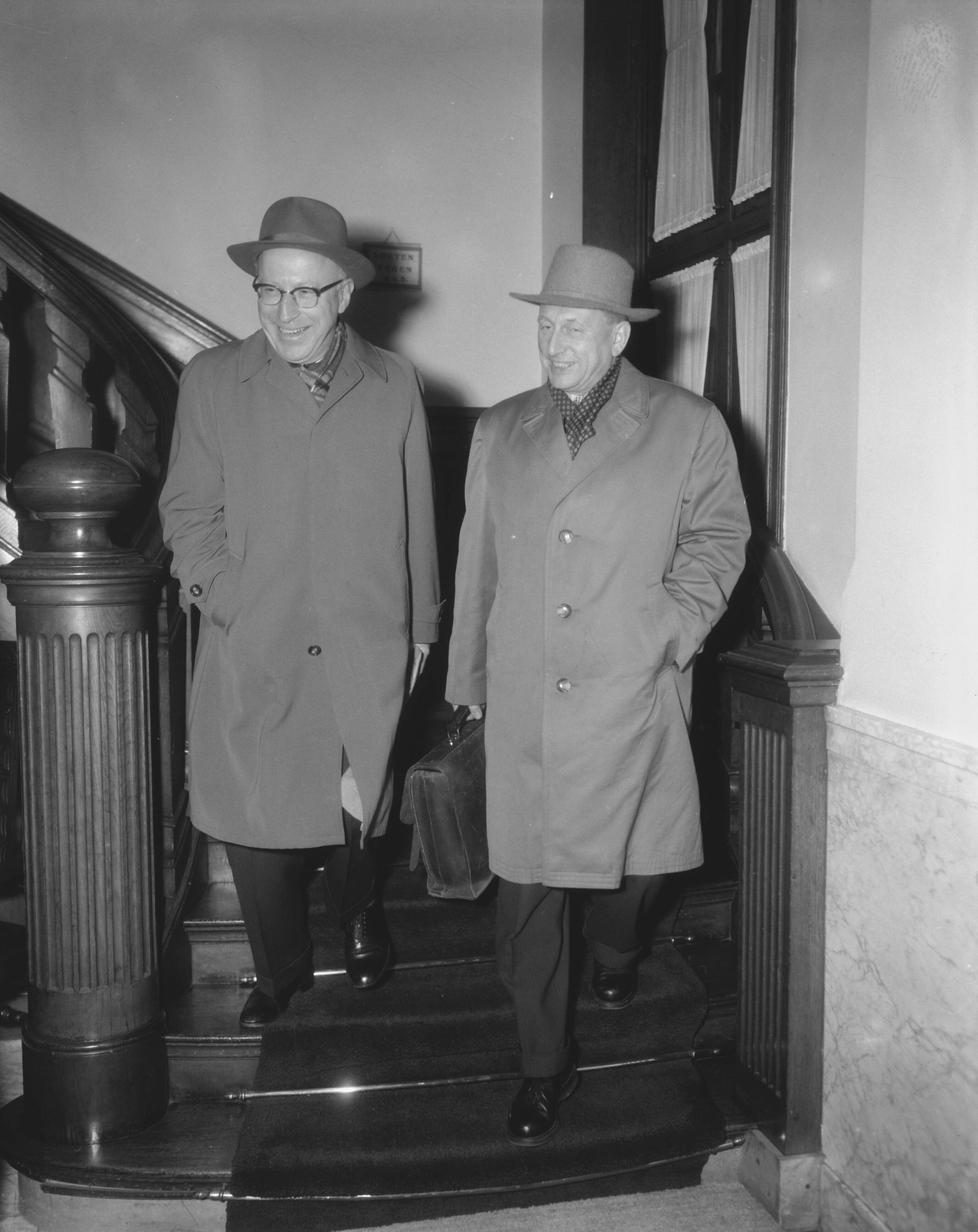 Fotocollectie Anefo — Ministerraad in Den Haag over de ontslagaanvraag van de PvdA ministers. Minister Samkalden en minister Suurhoff (rechts) — Foto: Pot, Harry / Anefo. Licentie: Set B: Rechtenvrij / Publiek Domein. Bron: Nationaal Archief. http://hdl.handle.net/10648/a98a13d8-d0b4-102d-bcf8-003048976d84